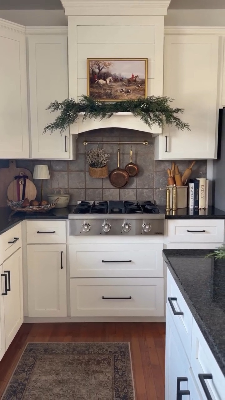 Kitchens just feel extra cozy in December 🎄

🔗Comment SHOP for links!

#christmasdecor #christmaskitchen #kitchenstyling #cozyhome