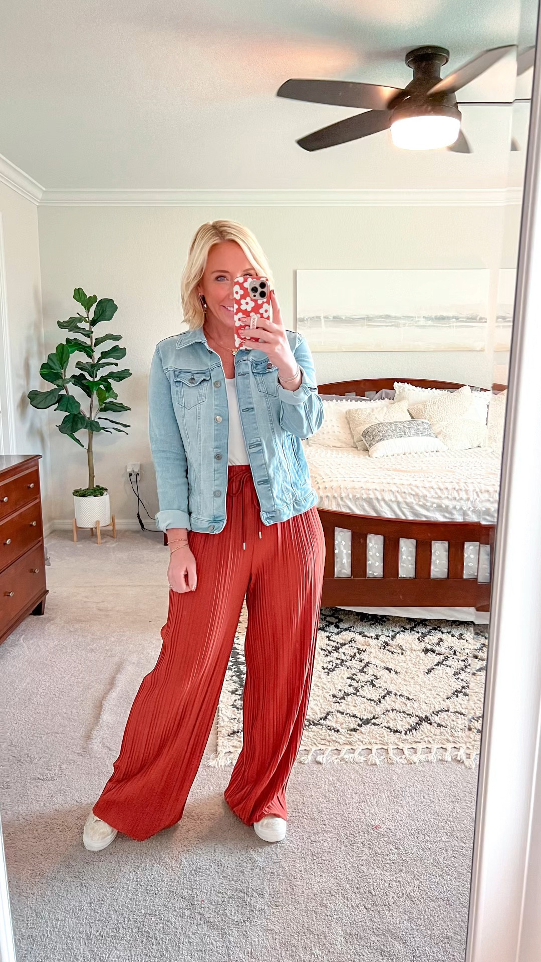 • pleated pants - one size (elastic waistband & very stretchy). Under $20!
• bodysuit - size small.
• jean jacket - size small. $24.98.
• shoes - tts w/ slight platform.


#LTKSeasonal #LTKVideo #LTKfindsunder50