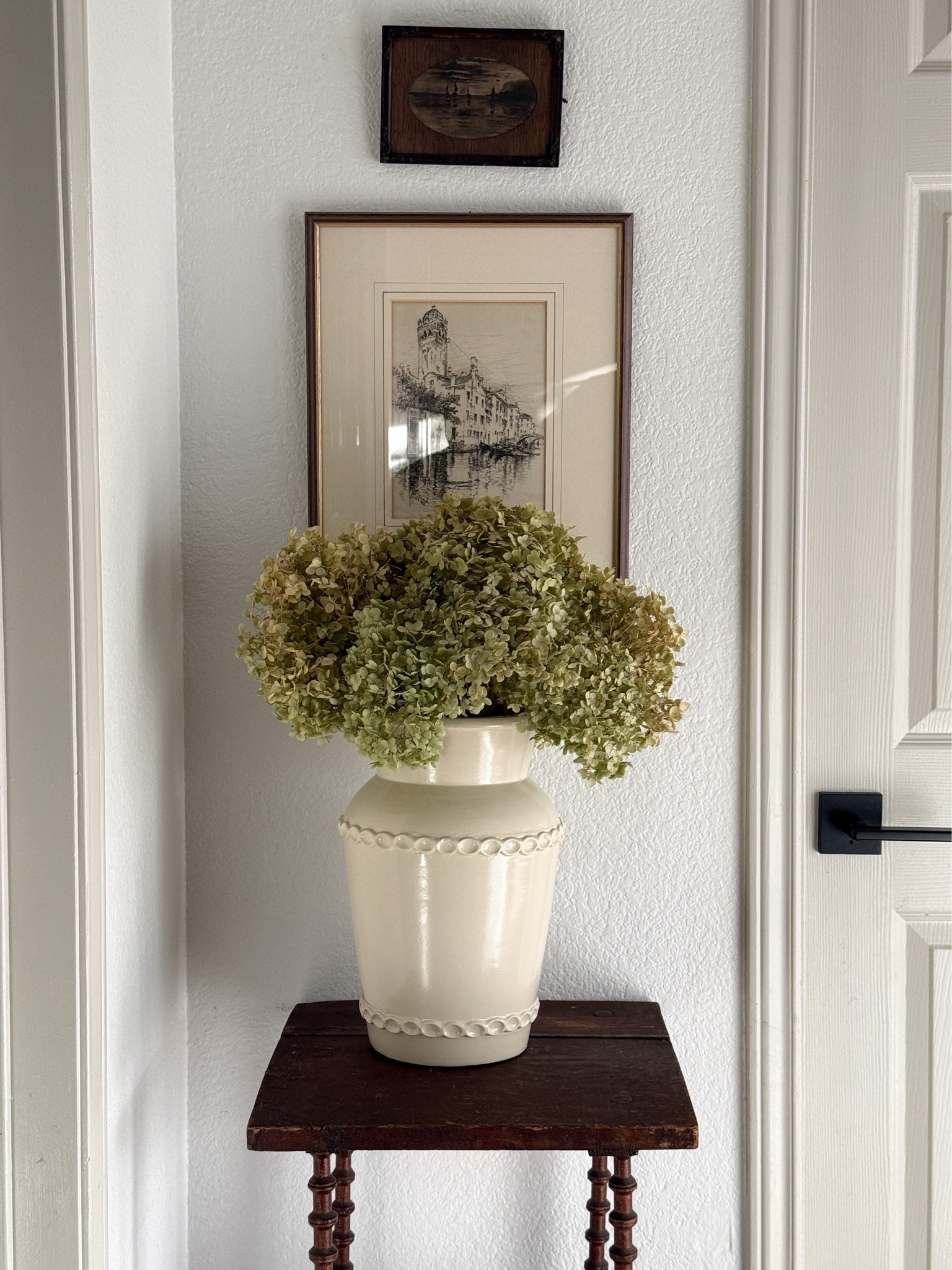 Cream vase for dried hydrangeas from this oak house

#LTKSeasonal #LTKHome #LTKdayinmylife