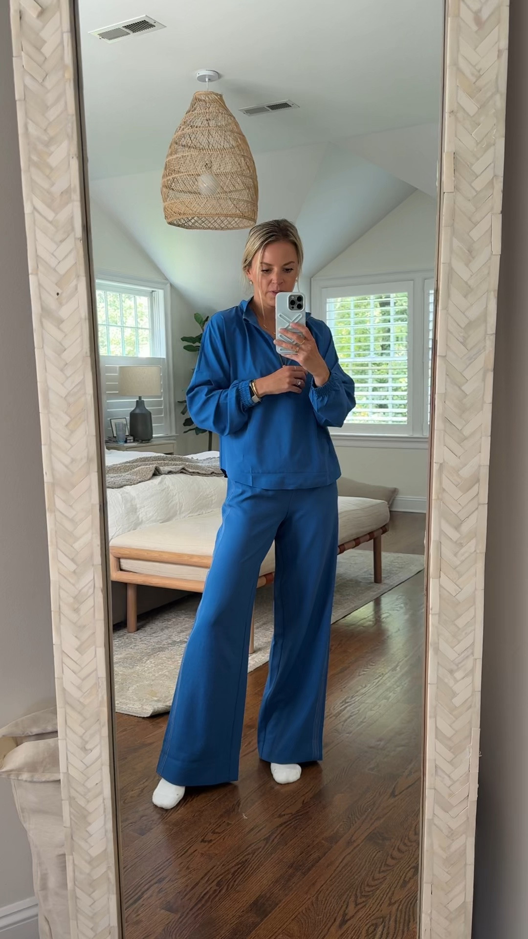 This new color deep sea blue color from Rhone is so good! Use code 20STYLED for 20% off your first purchase. I’m wearing all smalls/tts. I’m 5’5 and had to roll the waist band once so the pants weren’t too long