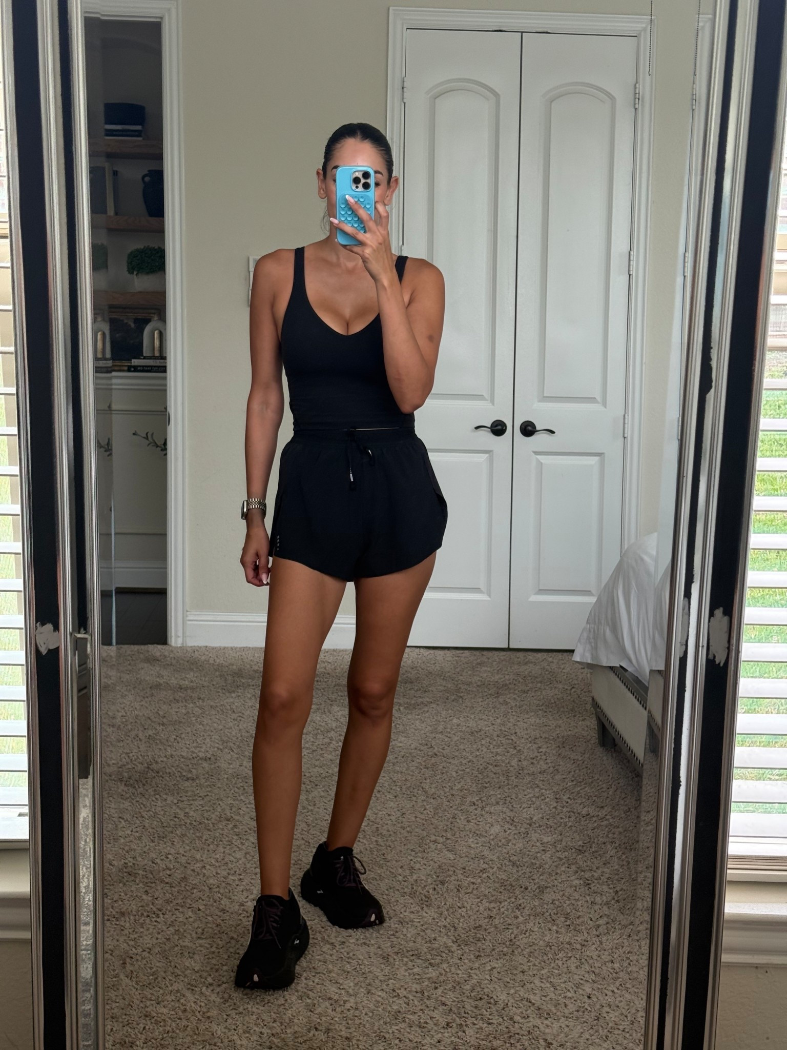 6 top
Small shorts but has not pockets 