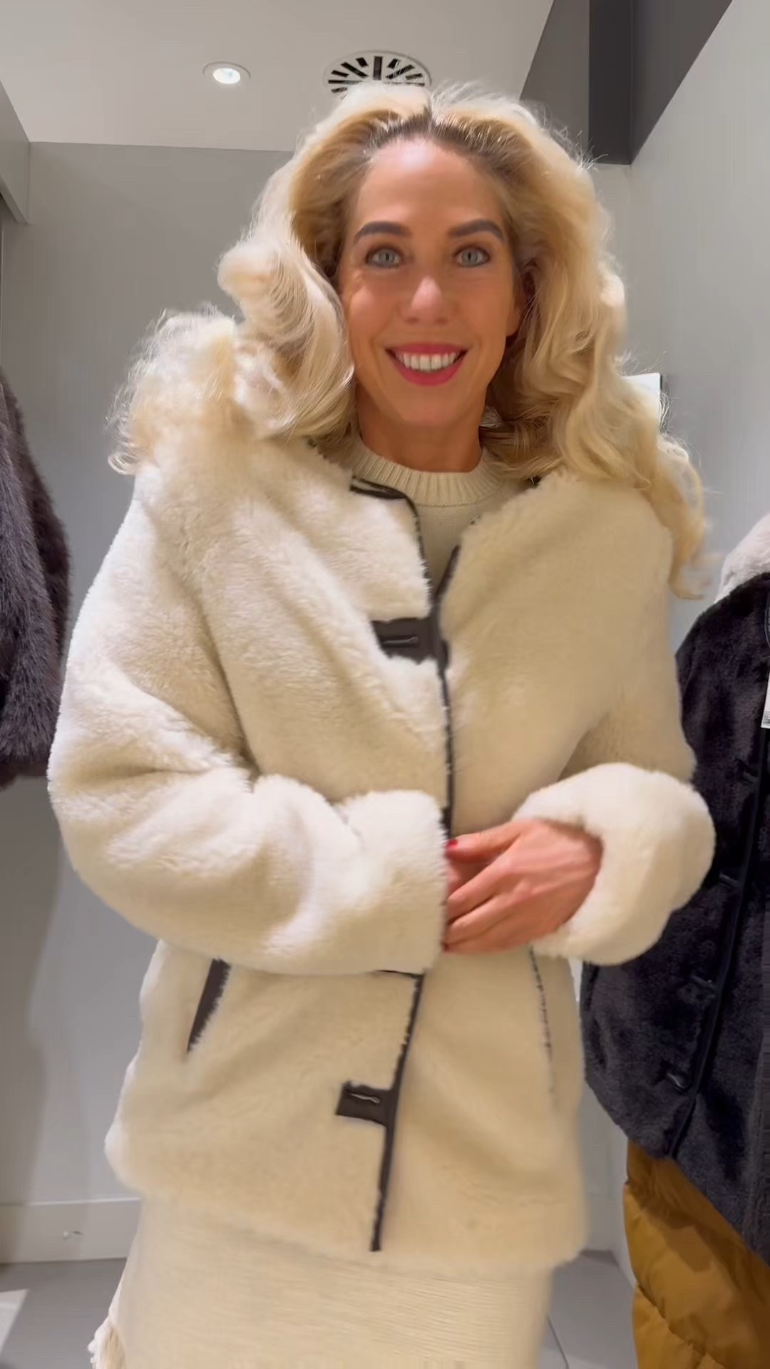 🛍️ H&M Try-On: Cozy White Winter Look 🤍
Ich war heute bei H&M einkaufen und habe diese wunderschönen Outfits in der Kabine anprobiert ✨
Die weiße Muschel-Kuscheljacke zusammen mit dem weißen Woll-Kostüm (Rock & Pullover) sieht nicht nur elegant aus, sondern hält auch richtig schön warm 🩵
Ich liebe diesen cozy & classy Winter-Look – perfekt für Herbst & Winter 2025 ❄️
Weiß auf Weiß ist einfach zeitlos – elegant, weich und super stylisch.

#hmstyle #hmhaul #hmoutfit #hmtryon #ootd #whitelook #cozyoutfit #winteroutfit #autumnwinterfashion #fallwinterstyle #ltkfashion #ltkstyle #ltkfinds #winterlook #fashionreel #tryonhaul #hmfashion #styleinspo #fashioninspo #cozychic #winterfashion #fashiontiktok #tryonvideo