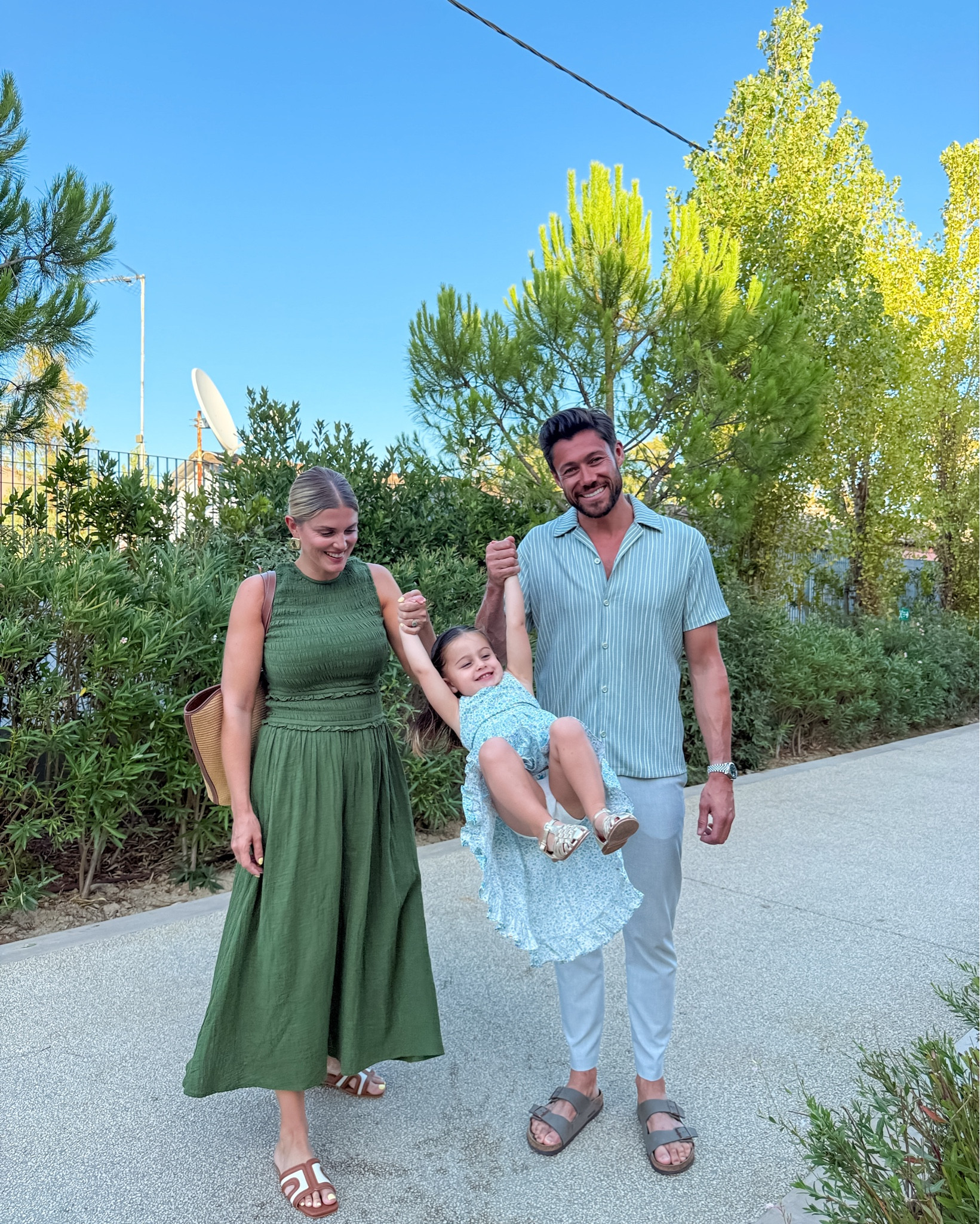 I don’t think I’ve ever put on a more ‘flattering’ (for want of a better word) comfortable dress! This khaki dress is amazing because it has an elasticated top so really good for big boobs! 🌼 it’s from nobody’s child ❤️

The bag is Holland and cooper and the sandals are friends like these! ❤️