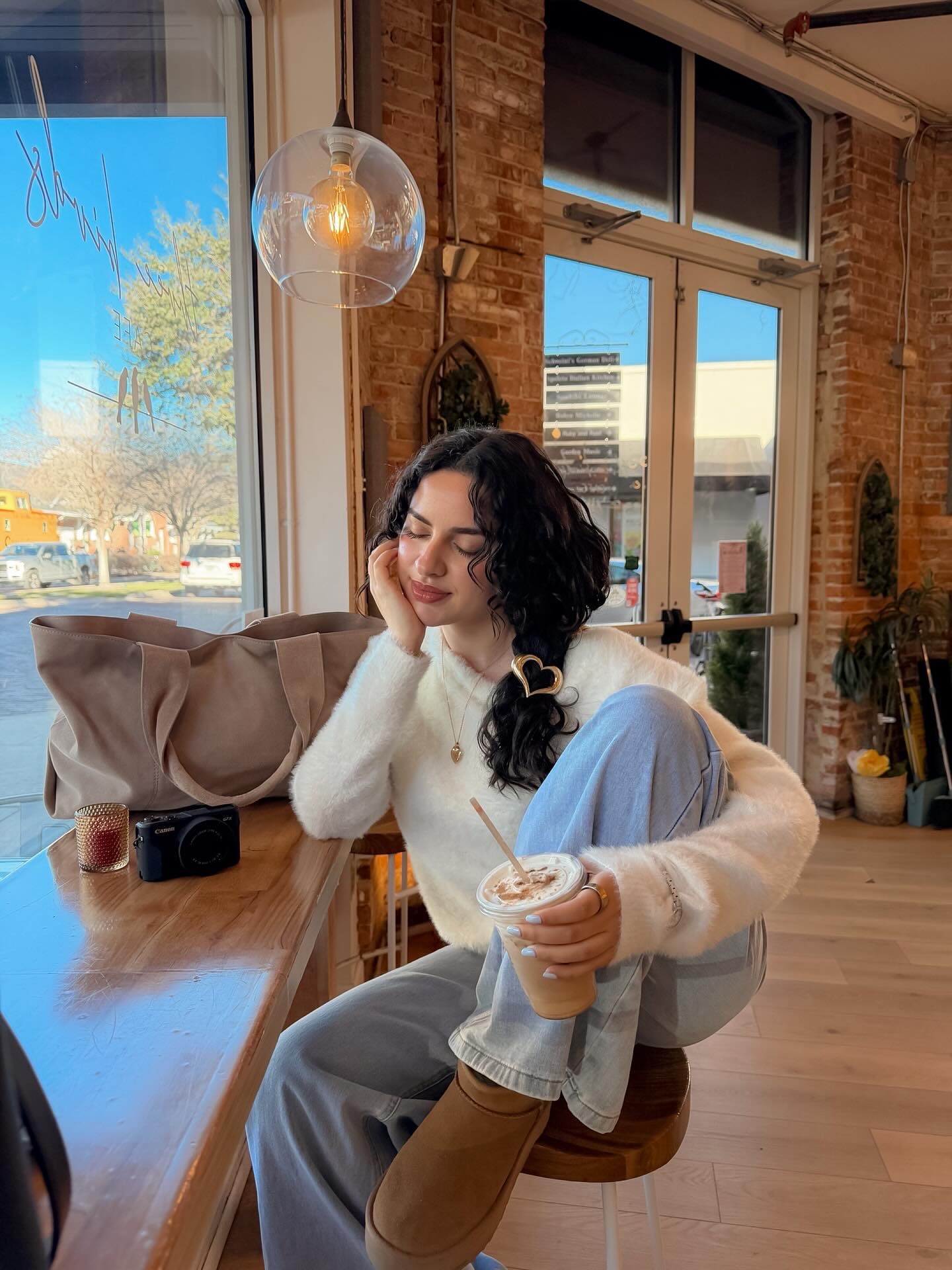 february is for hearts everywhere and cute little coffee dates 🤍☕️