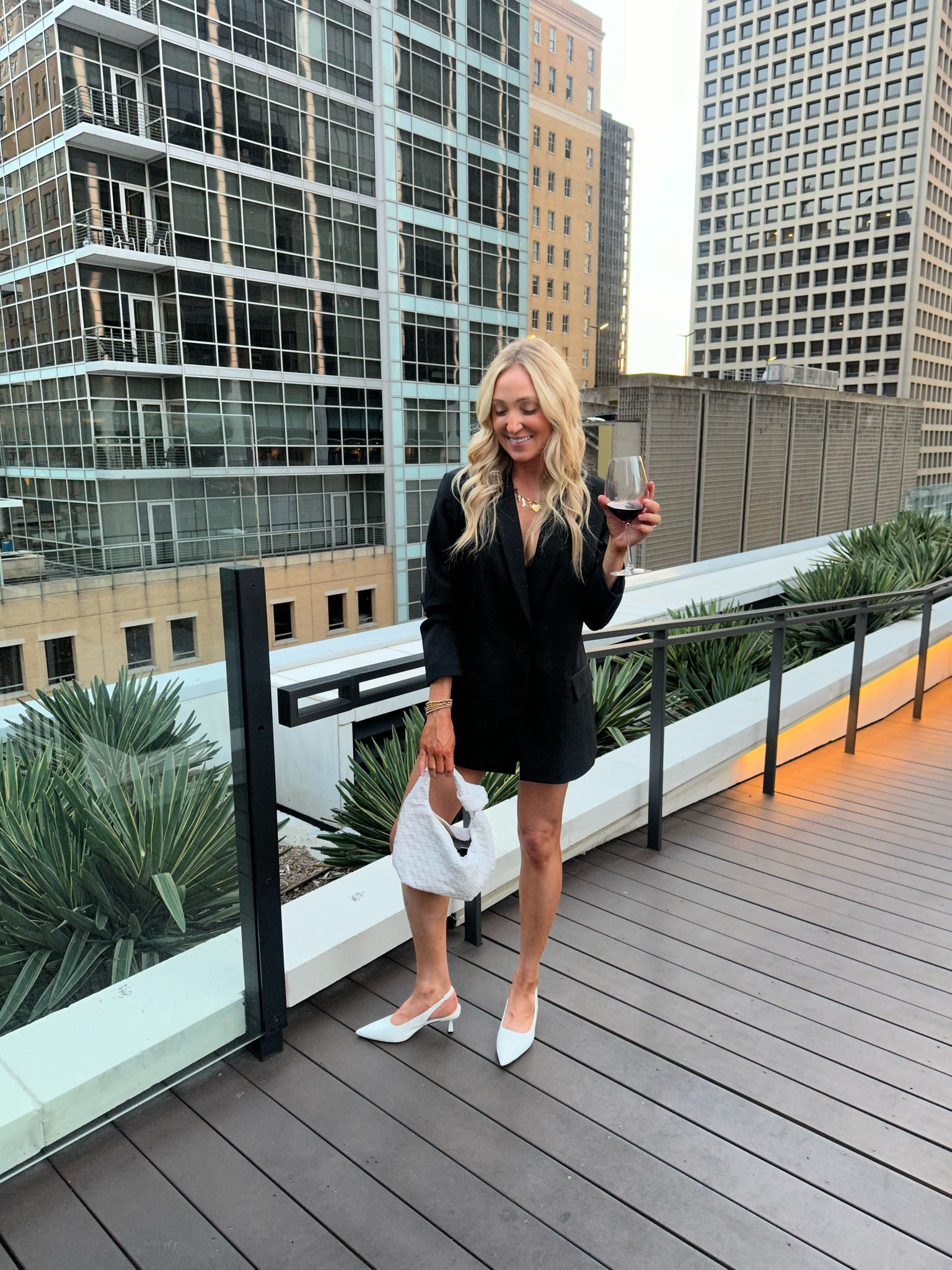 Tonight’s happy hour Ltkcon look! Blazer runs tts, short runs tts, and heels run small get 1/2 size up! 

#LTKNYFW #LTKFindsUnder50 #LTKCon