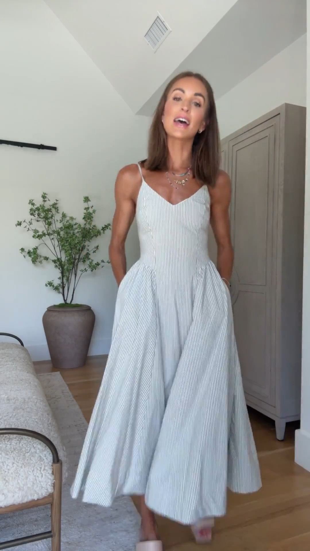 Classic dress that is so perfect for summer ☀️ so easy to dress up or down and has the most flattering shape! 🤍