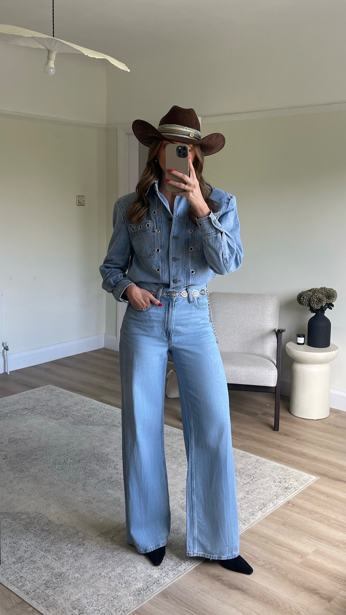 Beyoncé’s cowboy carter tour outfit inspiration 
Size 8 in the eyelet detail denim jacket/shirt
Brown cowboy hat 
Blue wide leg jeans
Chain belt 


#LTKuk #LTKsummer #LTKeurope