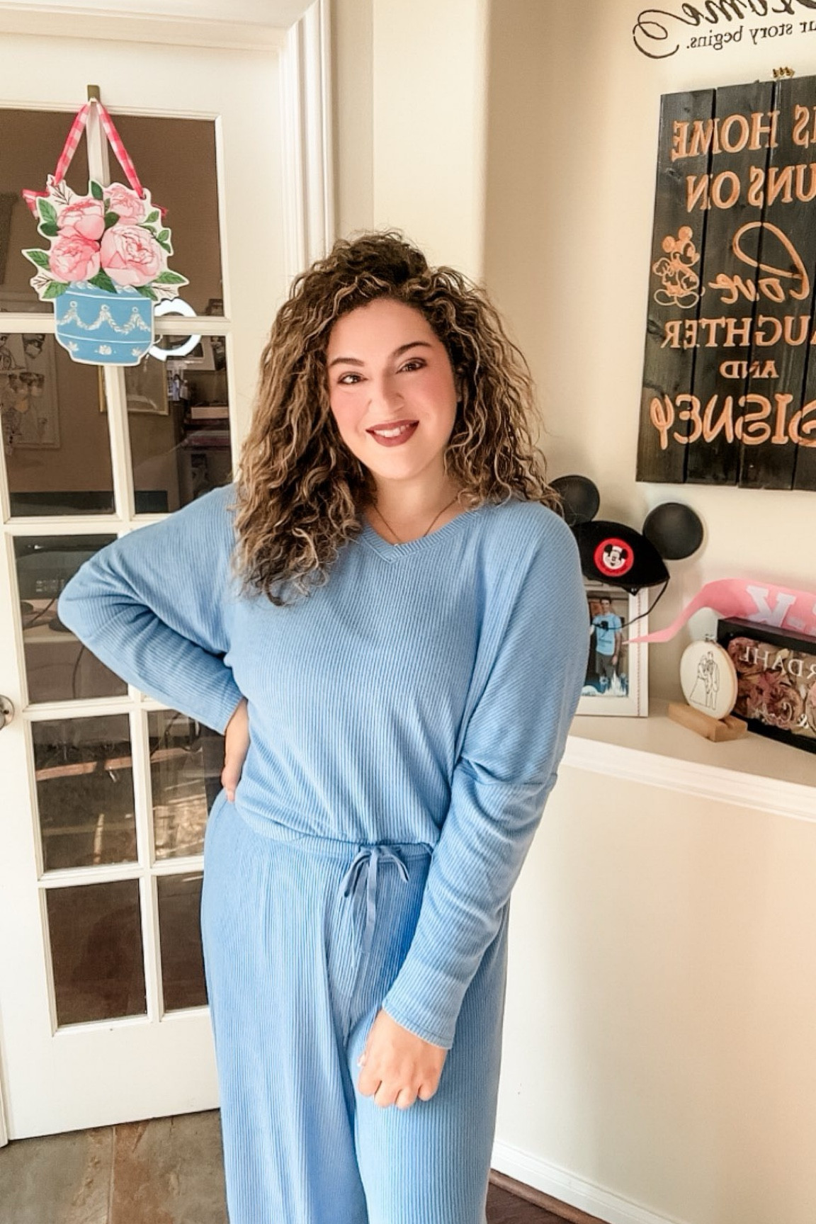 Target has done it again with some of the softest loungewear and these phenomenal colors. Whether you want more of a neutral or a pop of blue, they have a color for you. 
Not only does it come with pants but there’s also shorts available too since Texas wants to change its mind every other day in the fall. If you know you know. 
Perfect for a day at home or curling up with a book. 

Which color are you grabbing? 
Links will be in the bio 

#targetfinds #targetmomootd #disneymom #houstontx #houstonmoms #thewoodlandstx #thewoodlandsmoms #targethaul #targetootd #momootd