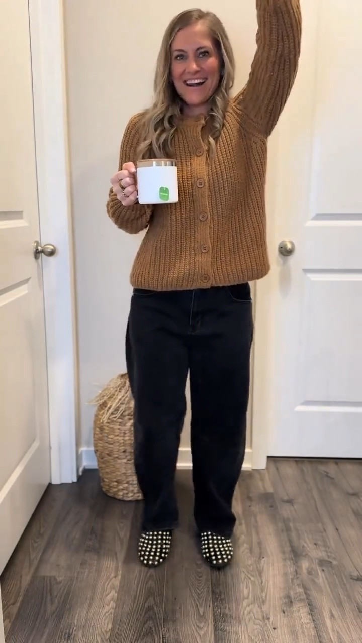 Still so cold here. So love this chunky cozy cardigan that keeps me warm all day. Wearing a medium in the cardigan, medium in pants, small in tee. 

#ootd #teacher #mom #workwear #teacheroutfit

#LTKOver40 #LTKWorkwear #LTKPetite