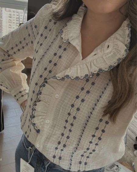 White and blue blouse 

#LTKstyletip