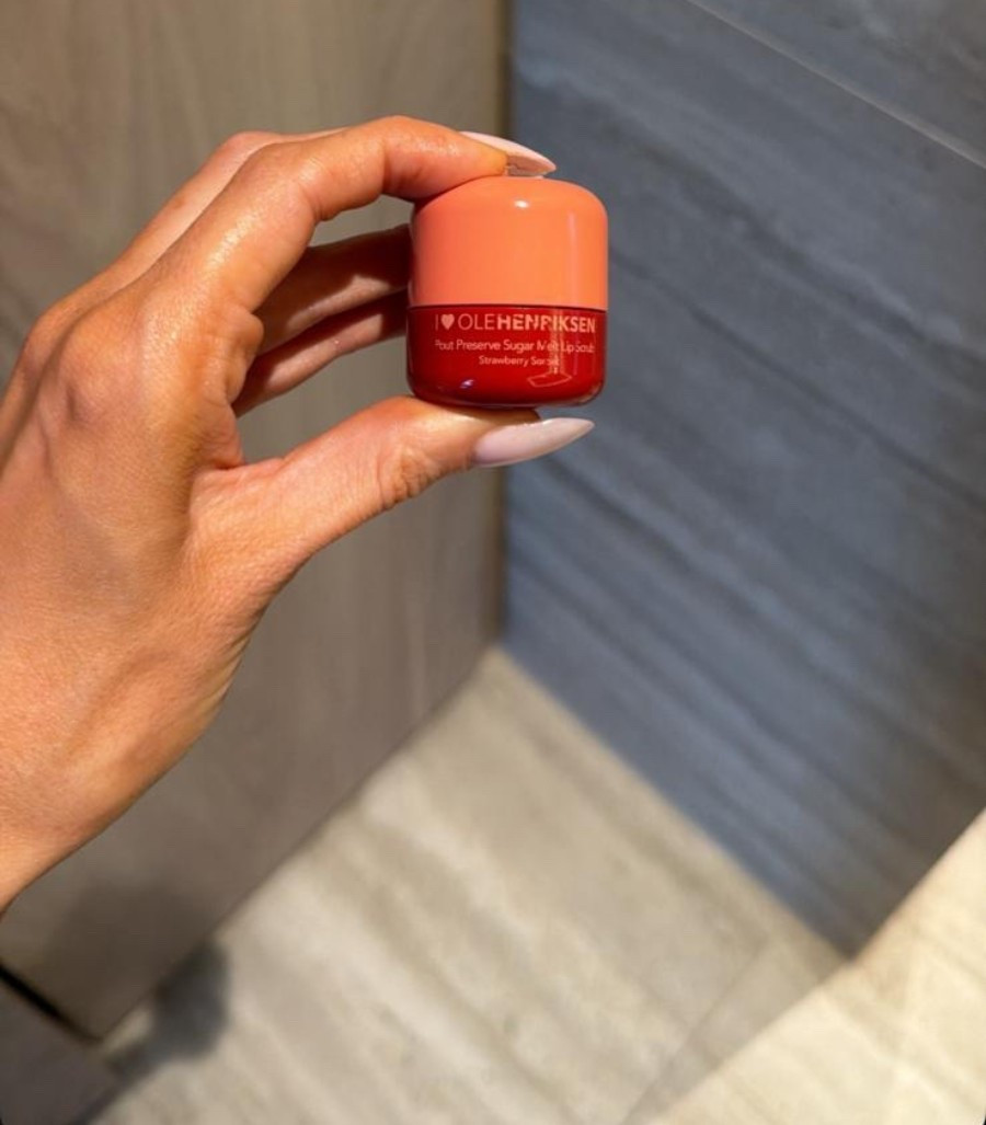 I have been LOVING this lip scrub! My lips are just so dry no matter what the weather & this scrub instantly gets rid of all the dryness. Makes such a difference when you wear lipstick etc. I also find my lip liner lasts so much better when I use this to prep my lips. It smells amazing and the packaging is so good there’s no mess!! ❤️


#LTKeurope #LTKbeauty #LTKuk