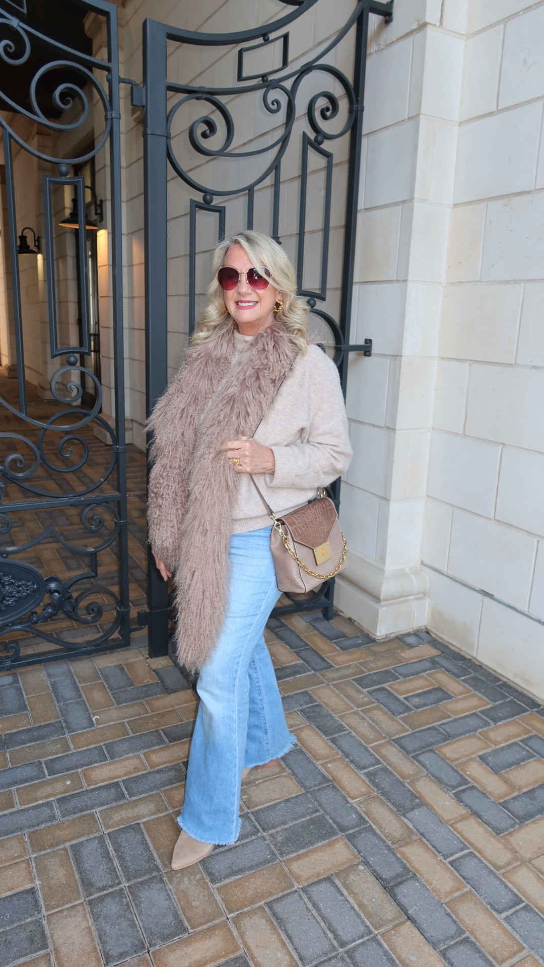 A great bag is vital to our fall wardrobes and that is why I am so excited to partner once again with @EricJavits to introduce you to my newest bag obsession, the Livia Bag. This Livia bag comes in 3 colors, is scratch resistant. The embossed leather and gold hardware ooze luxury.  The interchangeable straps give you lots of options.  I use the gold chain handle for evening and the longer strap as a crossbody for day. This bag has a discreet back pocket for easy phone access making this bag my new favorite this season.Luxury and convenience all wrapped into one gorgeous bag. Code Kimberly10 gets you 10% off site wide 👍🏻👍🏻👍🏻

#ad #EricJavits, #FallEssentials, #ElegantStyle, #ChicAccessories, #FallFashion, #FashionStatement, #TimelessElegance 










#LTKSeasonal #LTKItBag