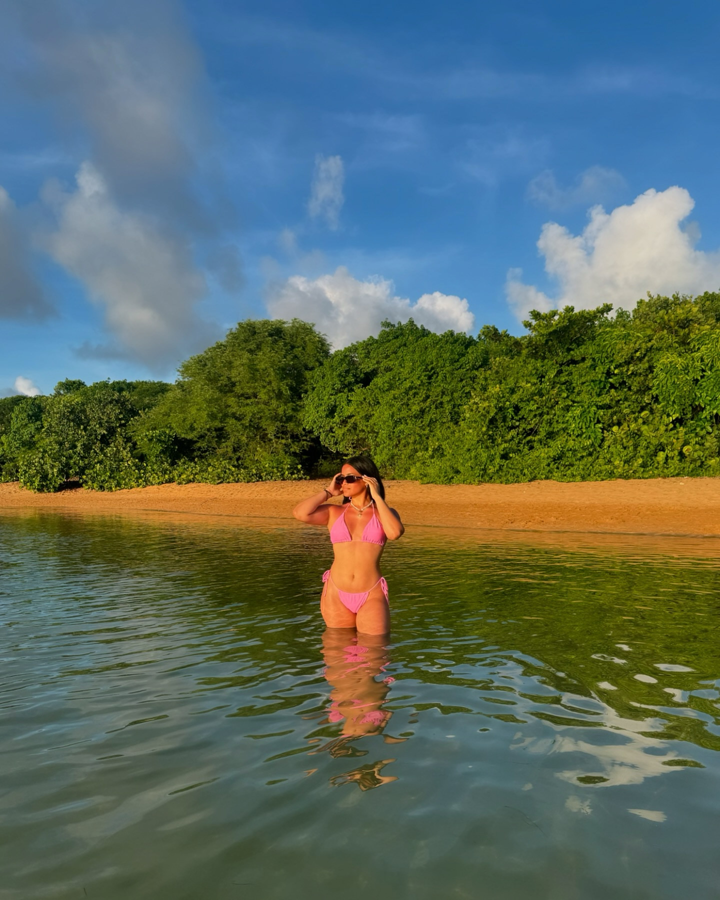 🎶Está feliz en su comfort zone🎶 
.
.
En la playa me veo mejor 🥹❤️
.
.
Swimsuit: @sheinofficial 
Sunglasses: @dezi “Drippy”