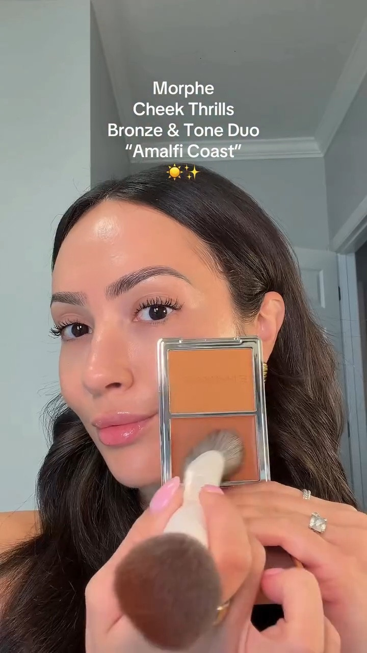 Just in time for summer🤭 @morphebrushes #bronzer #morphe #glowymakeup #makeupinspo #makeupaddict