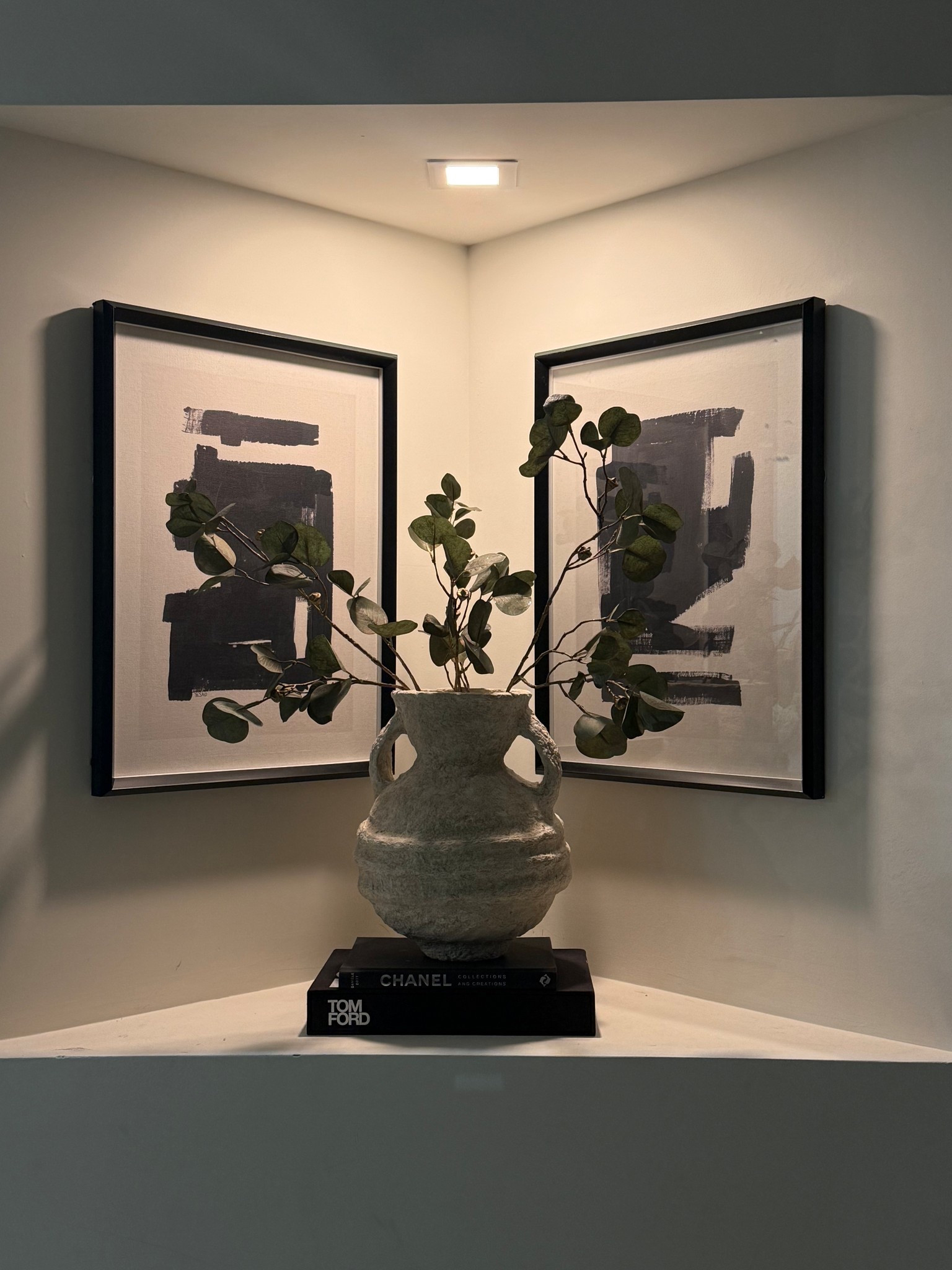 Este rinconcito se ha convertido en uno de mis favoritos 🖤
Solo con un jarrón, ramas verdes y un par de cuadros pude darle vida y calidez. Me encanta cómo los pequeños detalles transforman todo el ambiente 🤍✨”

#LTKStyleTip #LTKSeasonal #LTKHome