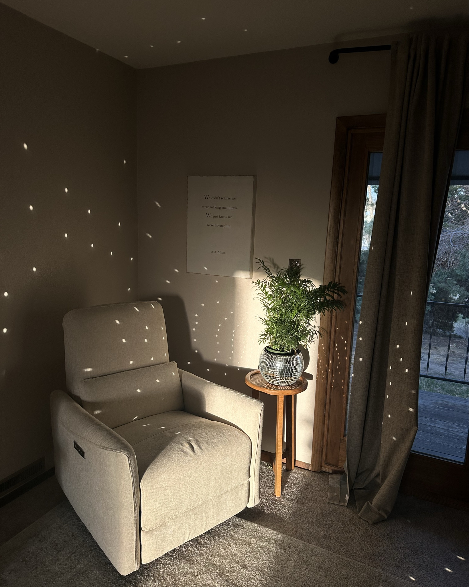 Rocks, reclines (electric) and has phone charger 🫶🏼


#LTKHome #LTKSaleAlert #LTKU