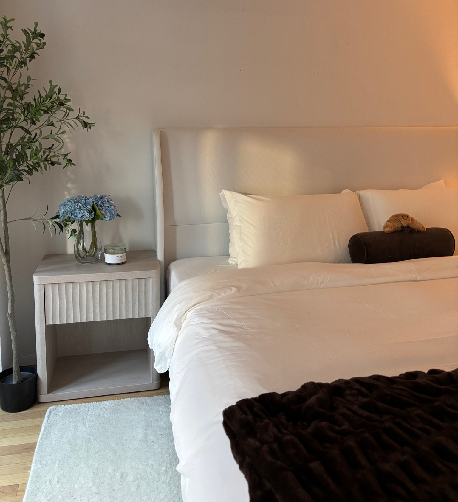 Cozy bedroom decor #whitebedroom #whitebed #bedroomtour #bedroomideas #neutralbedroom #homedecor 

#LTKHome