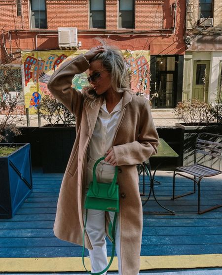 In NYC for work ! This outfit was so chic and versatile from day to night 💛 

bag l outfit l green bag l coat l white outfit 