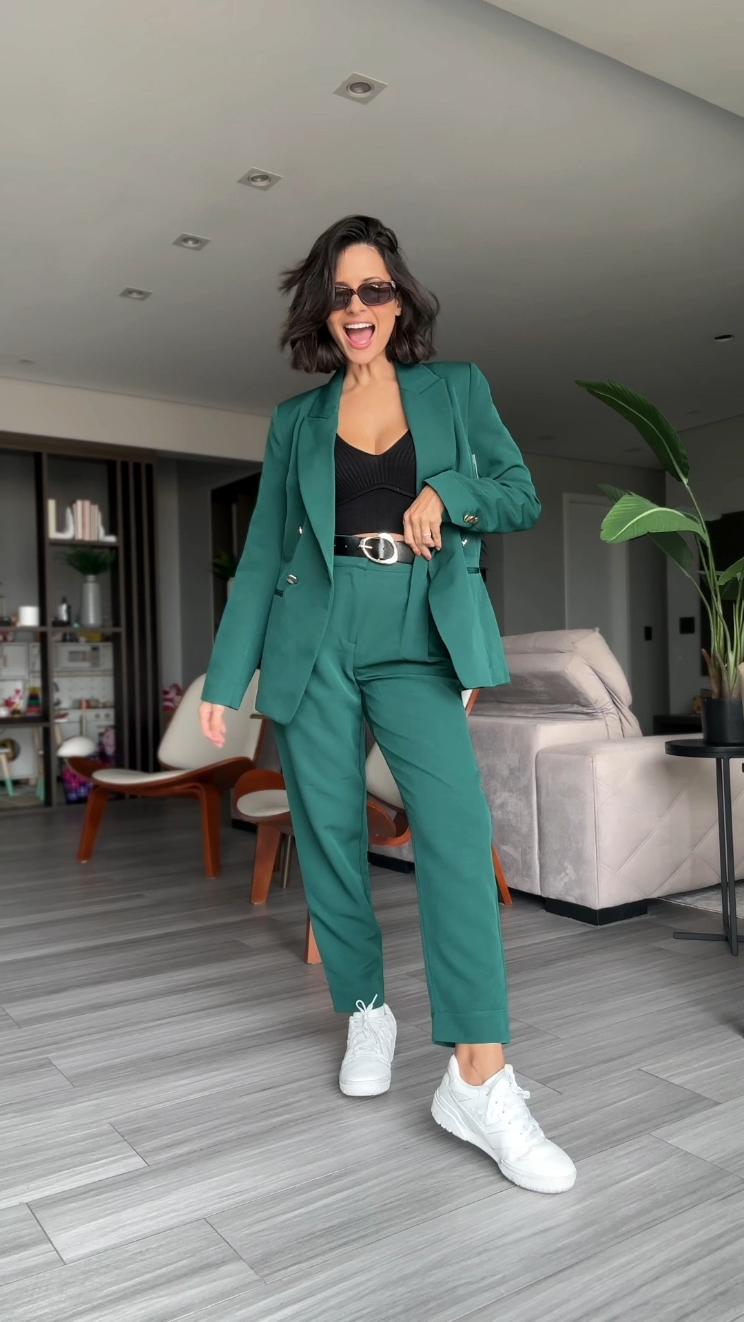 Estou provando esse look em tempo real com vocês. E aí, gostaram? Olhem os botões desse blazer. 😍

#LTKVideo #LTKbrasil #LTKstyletip