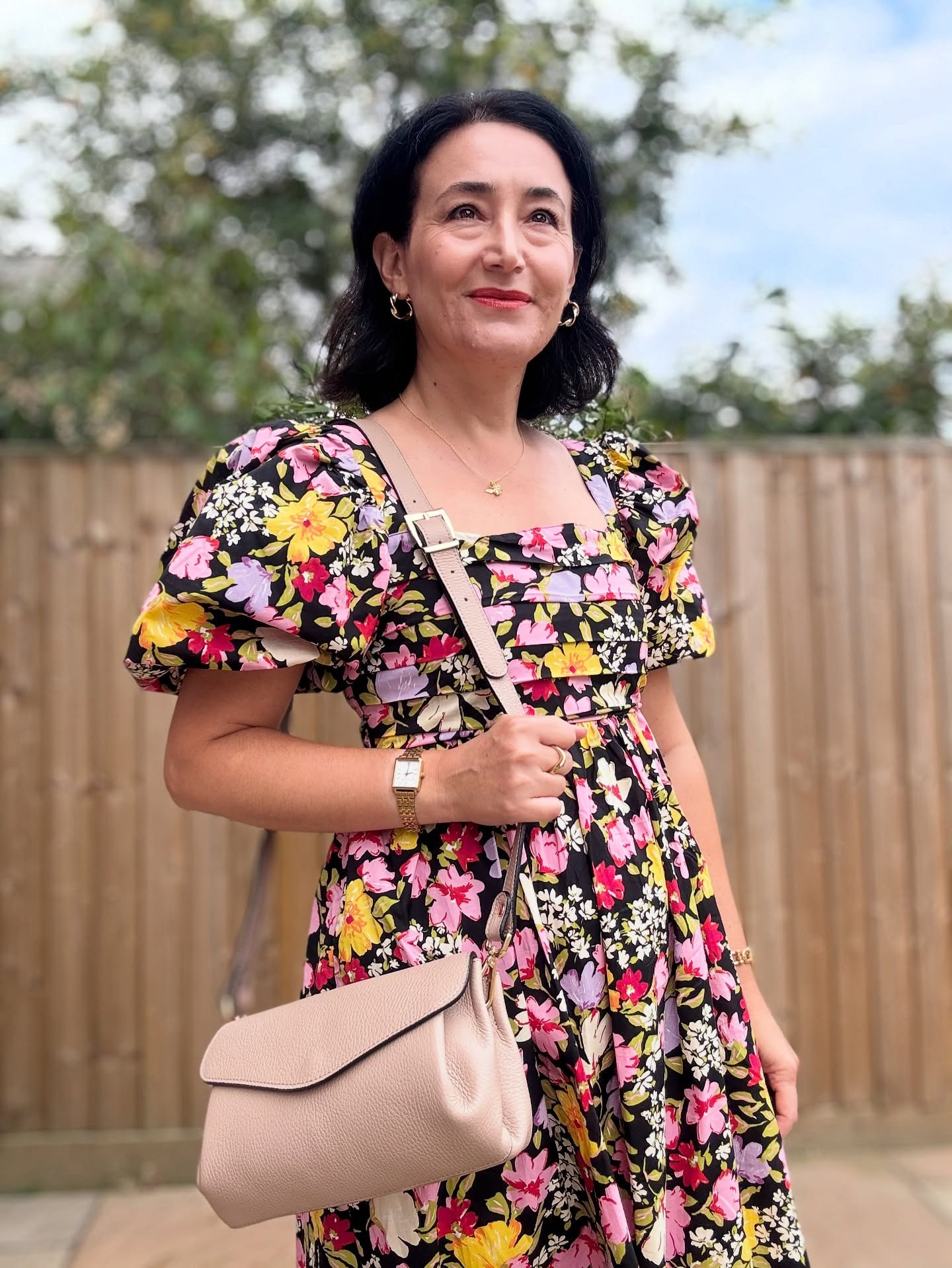 Always feel best in a dress… an instant mood lifter for me. What’s your feel good item of clothing? 

AD/PR
Envelope bag in nude is from @eliebeaumont 
It comes with 2 straps, which one do you like  best? 
Use EMMS10 for 10% off 
Link on stories 
.
.
.
.
Sunglasses @goodlookersuk
Espadrilles @freemans 
Bracelet: @pigandhen 
Watch: @larssonjenings 
 
#eliebeaumont #goodlookers #ncicons  #freemans #accessoryaddict #dresslover #summerdresses #elegantstyle #over40andfabulous #chicstyle #over40style #effortlesschic  #dailystyleinspo #nobodyschild