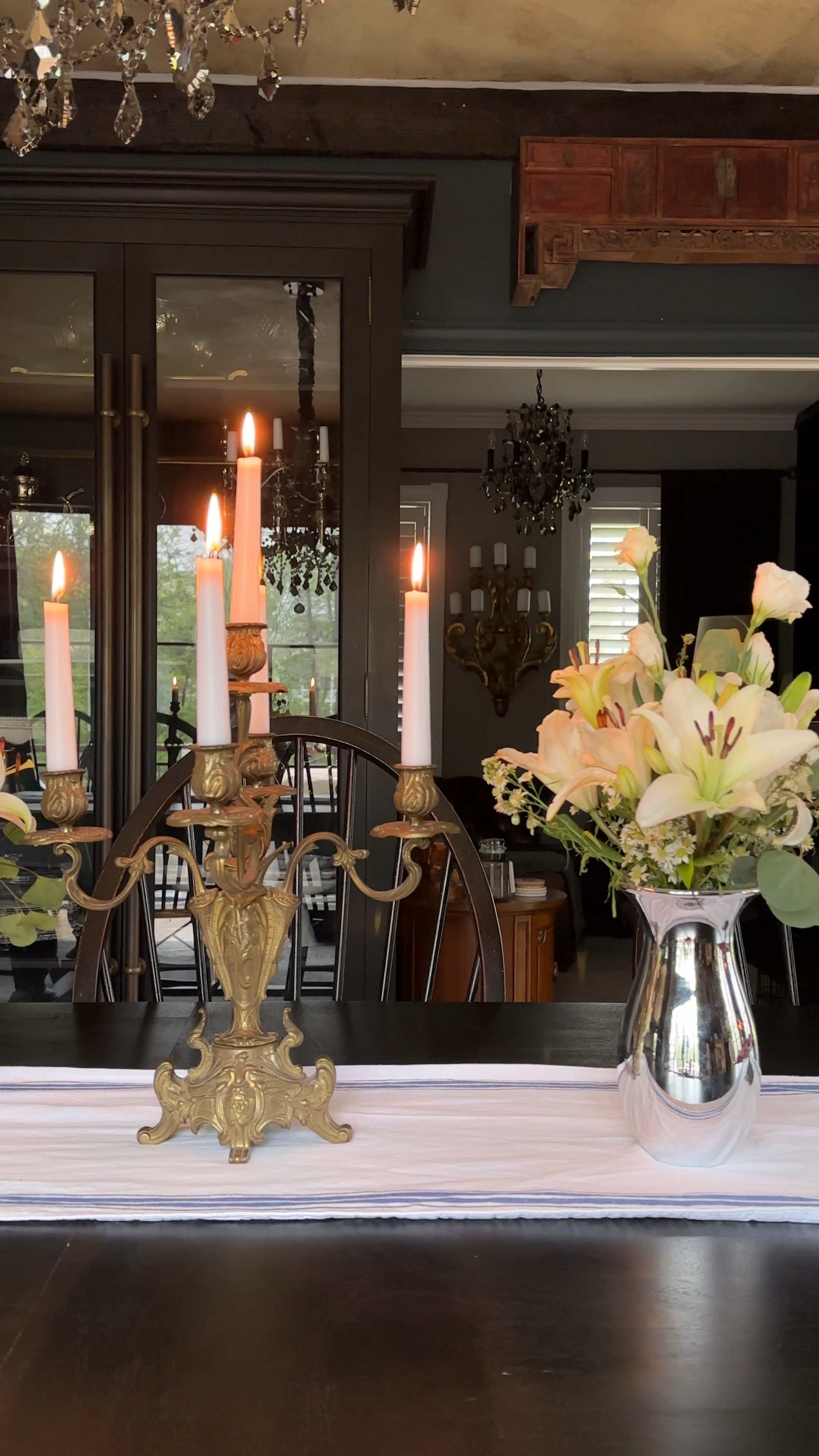 Dining rooms mixing vintage and antique finds with new pieces: that’s our passion.  Mixed metals and mixed fresh florals and faux.  And proof candles are good ALL year round 🌸💐

#LTKVideo #LTKhome #LTKSeasonal