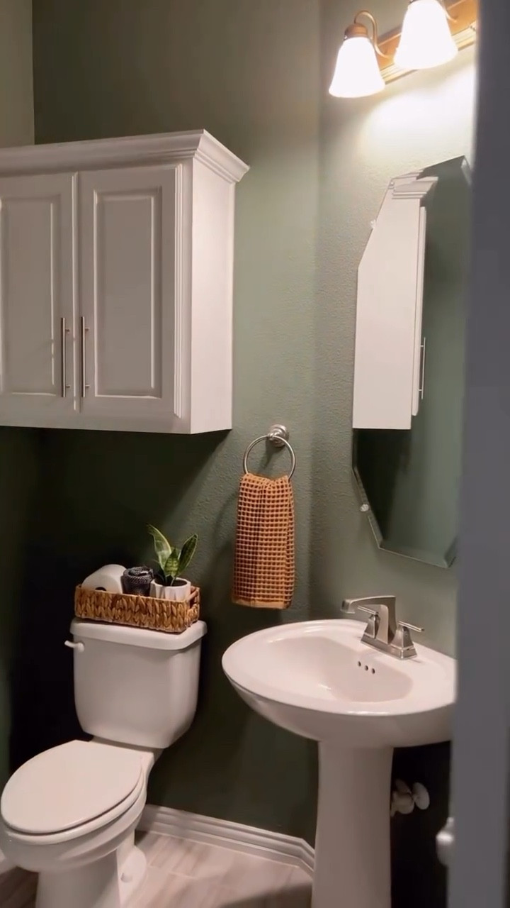 Día 4 de 15 de mi serie proyectos de remodelación para el hogar que puedes hacer tu misma! 💪🏻✨

Para remodelar el baño de visitas, utilice un galón de pintura de la marca @sherwinwilliams en color dried thyme, un rodo para pintar y una brocha en ángulo para las esquinas. Las decoración es de Amazon y Target, si quieres los enlace comenta BAÑO

Espero esta idea de remodelación te sirva y la guardes para después o envíala a tu amiga que ama la decoración 🫶

#bathroomremodeling #bathroomdesignideas #bathroommakeover #guestbathroom #latinaenusa 
Home improvement projects 
Home remodeling 
Do it yourself 
Dallas Texas