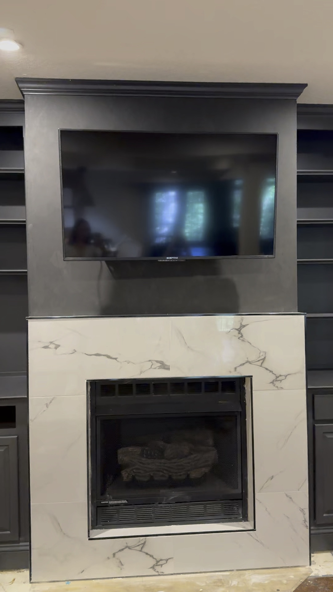 Full motion  wall mount! Perfect for a movie room 