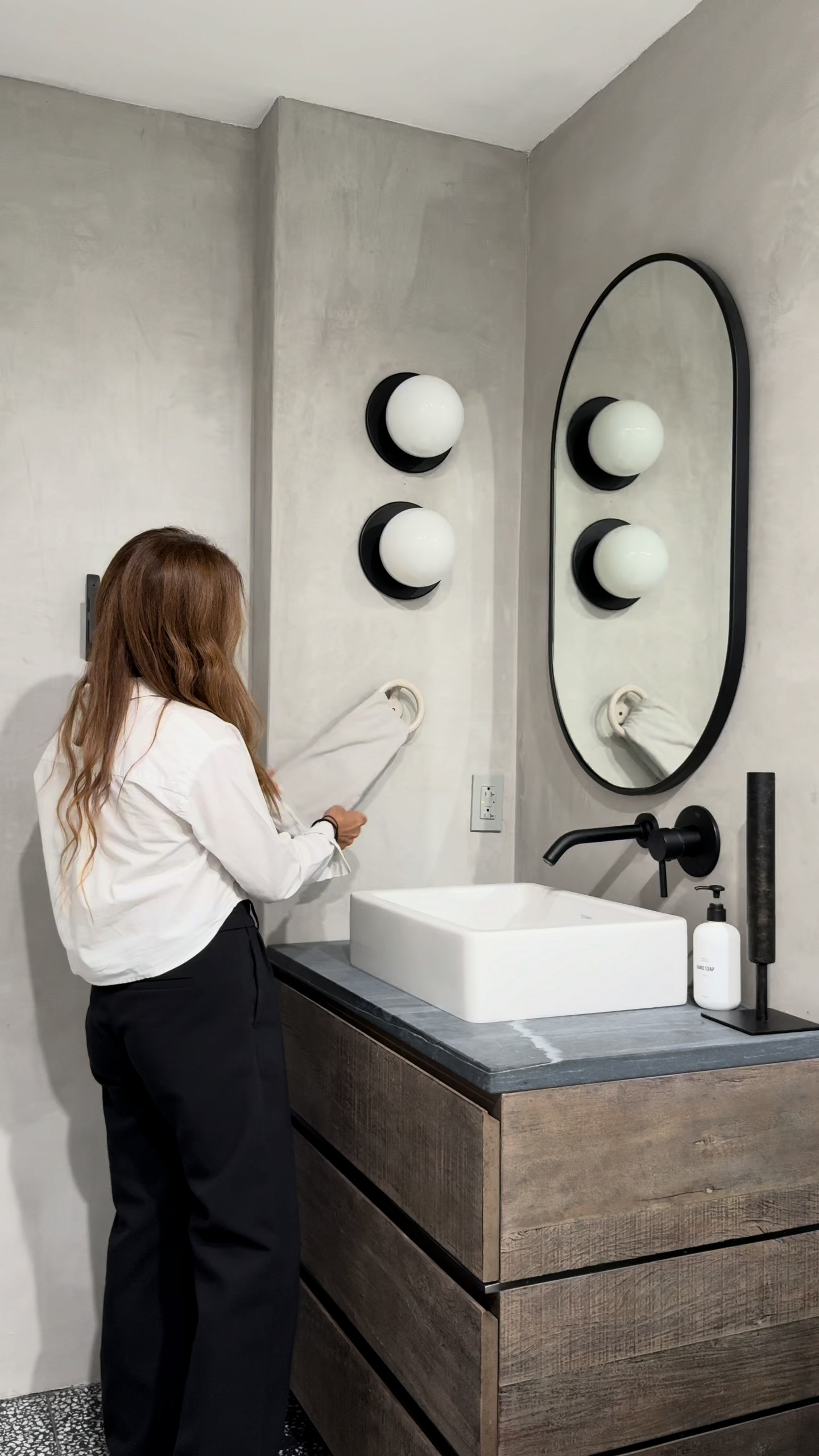 A simple bathroom, done right.
Clean lines, soft tones, and just a few pieces that make the space feel complete.
Shop the look.

#BathroomStyle #UnclutteredHome #CuratedLiving #DesignThatWorks #MadeByPatchi 

 