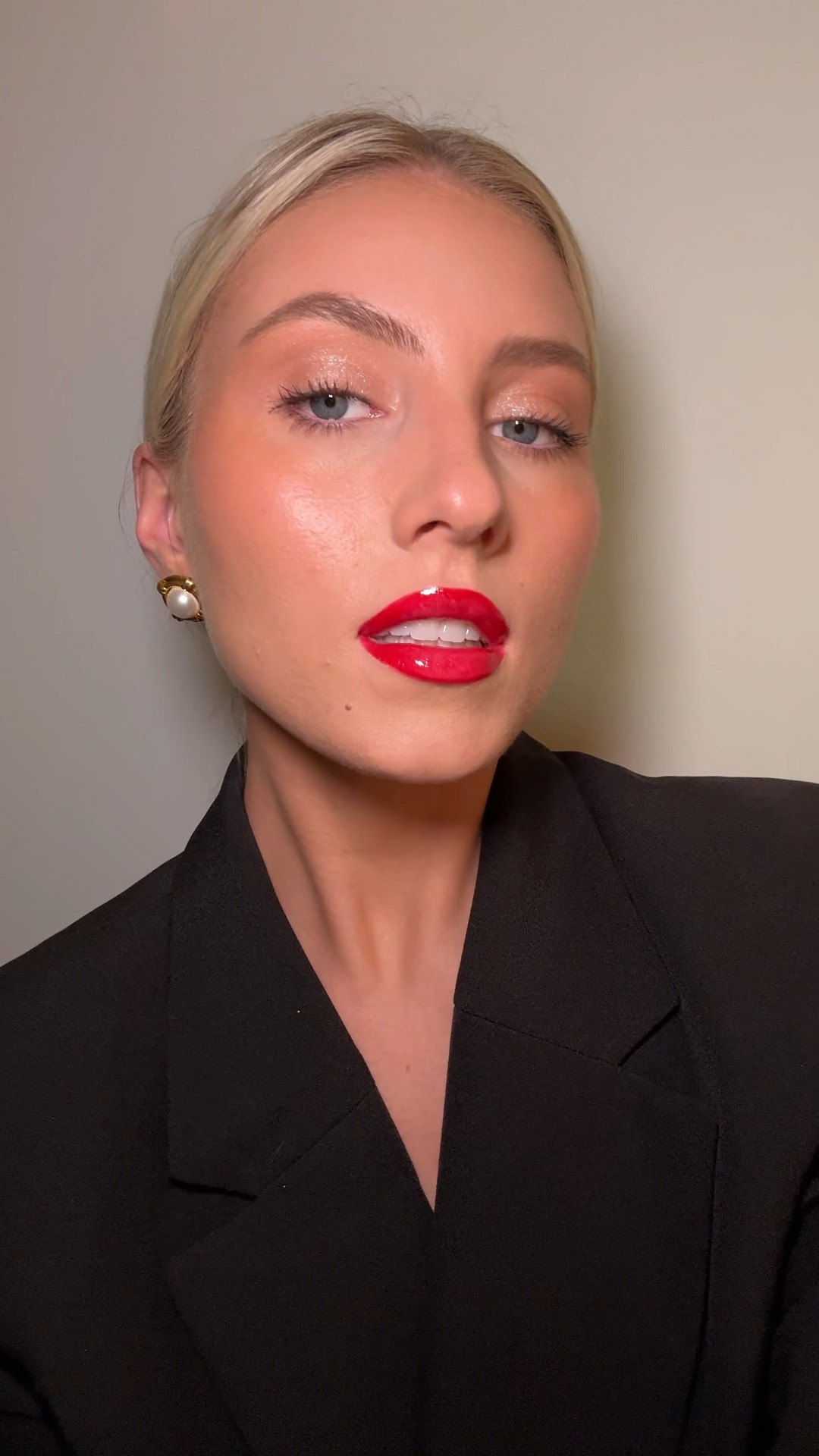 Red lips for the holidays 💋♥️🍒💄💃🏼  #redlips #holidaymakeup #elsahosk #charlottetilbury #armanibeauty #ltkvideo

#LTKSeasonal #LTKHoliday #LTKWatchNow