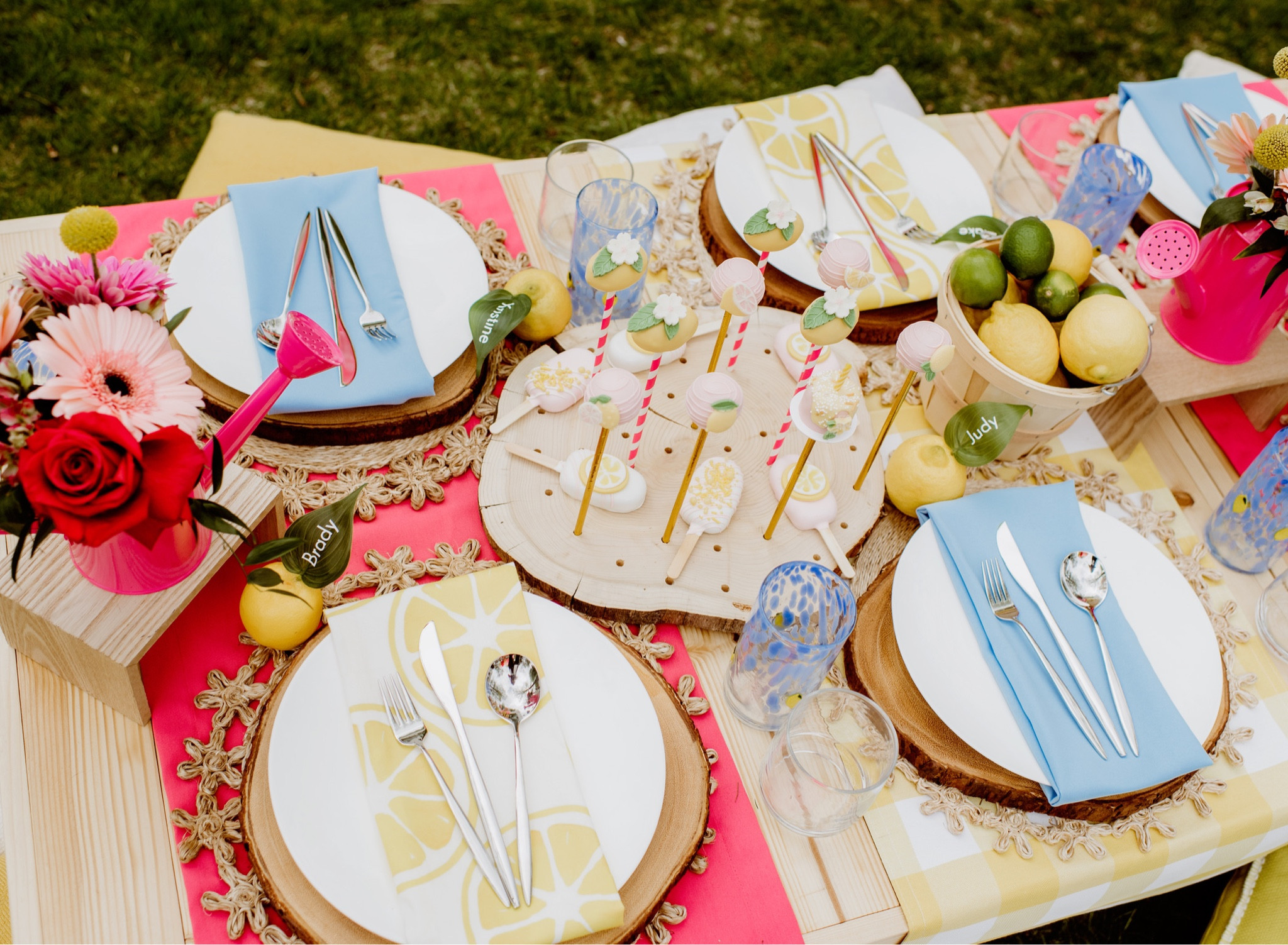 Bright and fun Tablescape!


#LTKSeasonal #LTKhome #LTKstyletip