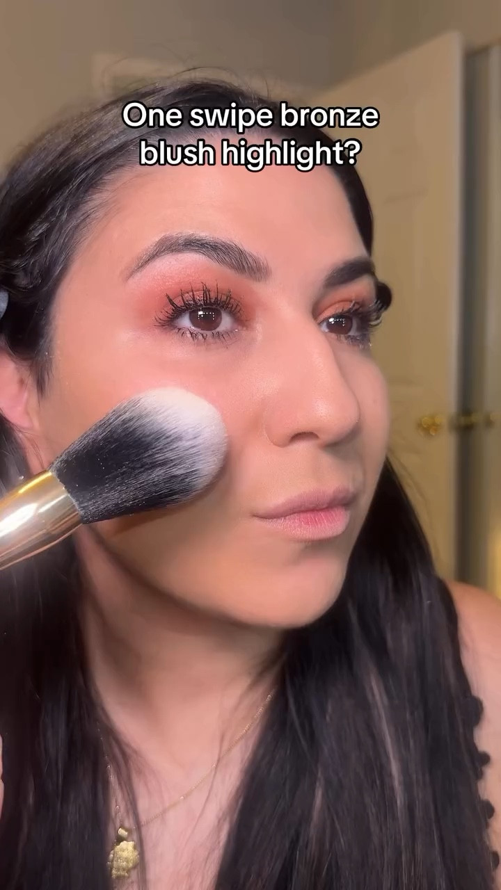 One swipe perfection!!! @tartecosmetics #tartecosmetics #glowwardrobe #beautybloggers #makeup #beauty