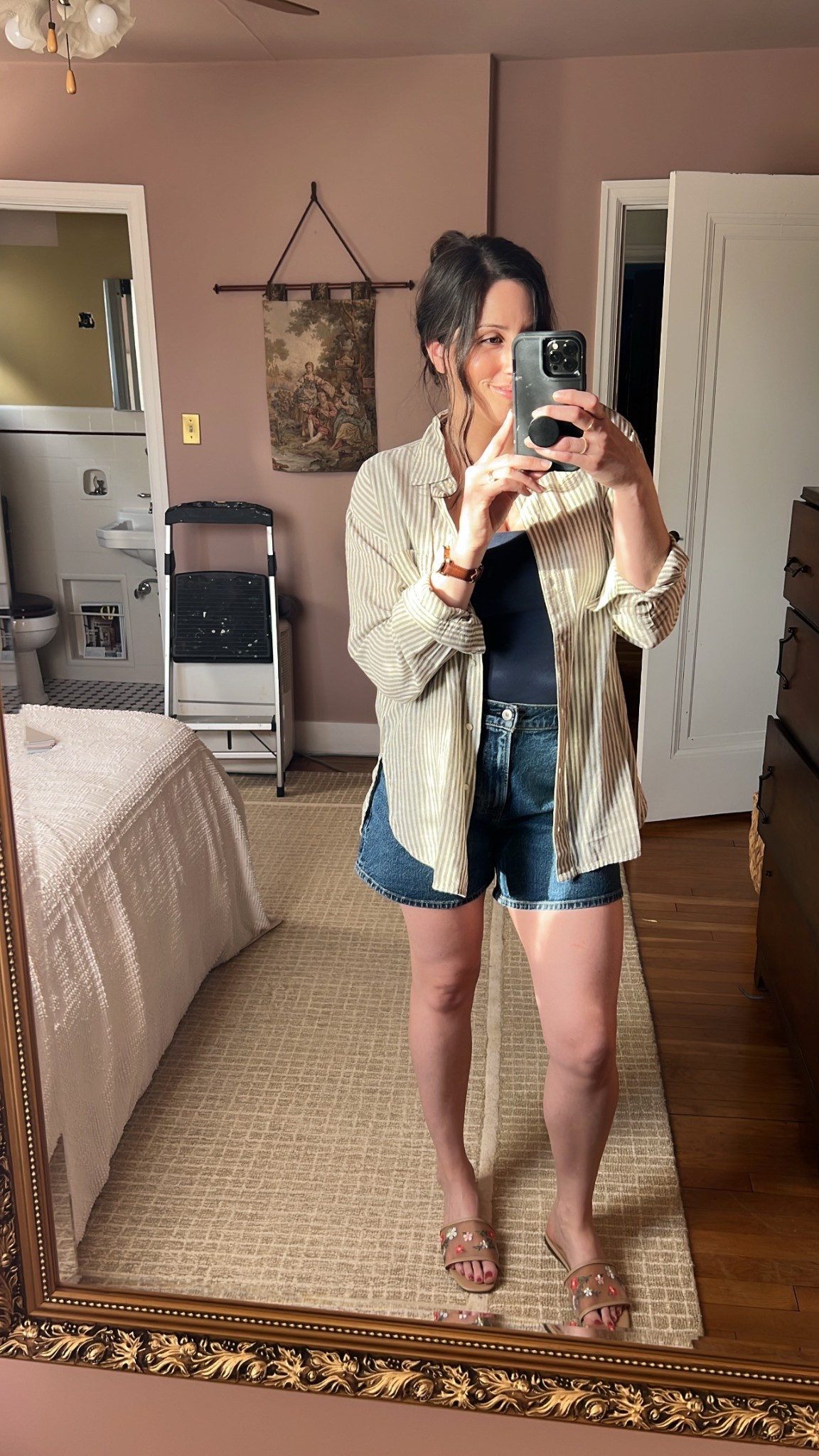 I’ll be wearing this linen button down on repeat all Spring/Summer! It’s perfectly oversized, has a split hem, and hangs nicely (not too stiff)

•Wearing a M in both tops
•Short- size 29