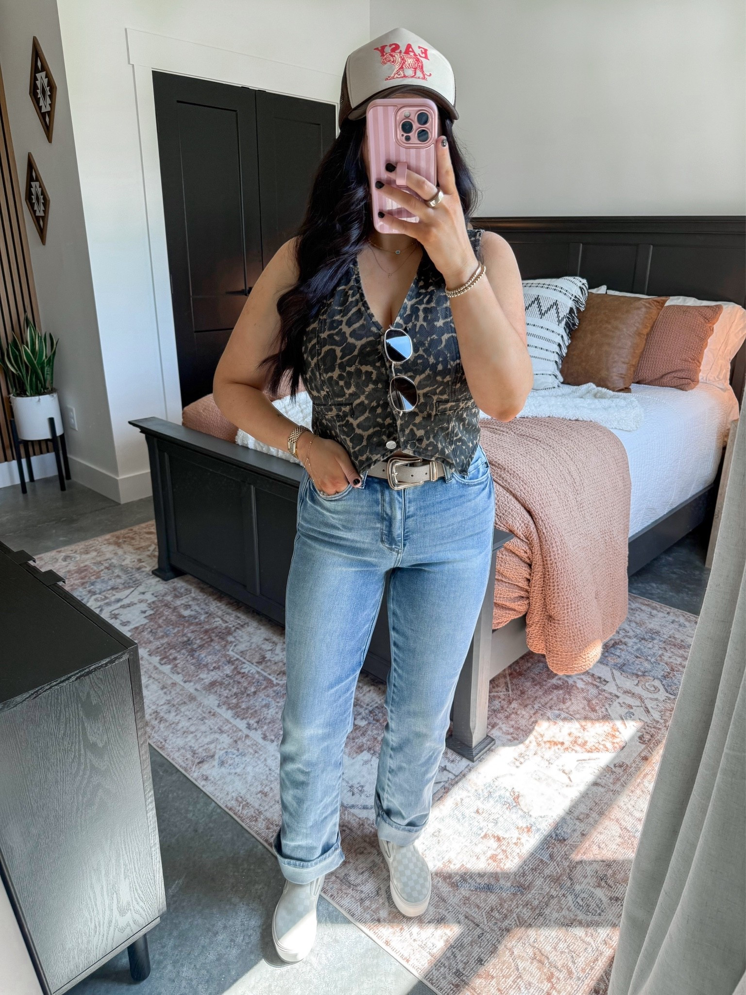 Yallternative OOTD 🖤🐆

Leopard Vest - medium)
Jeans - 5/27 (they have so much stretch!)
Belt - 28-32