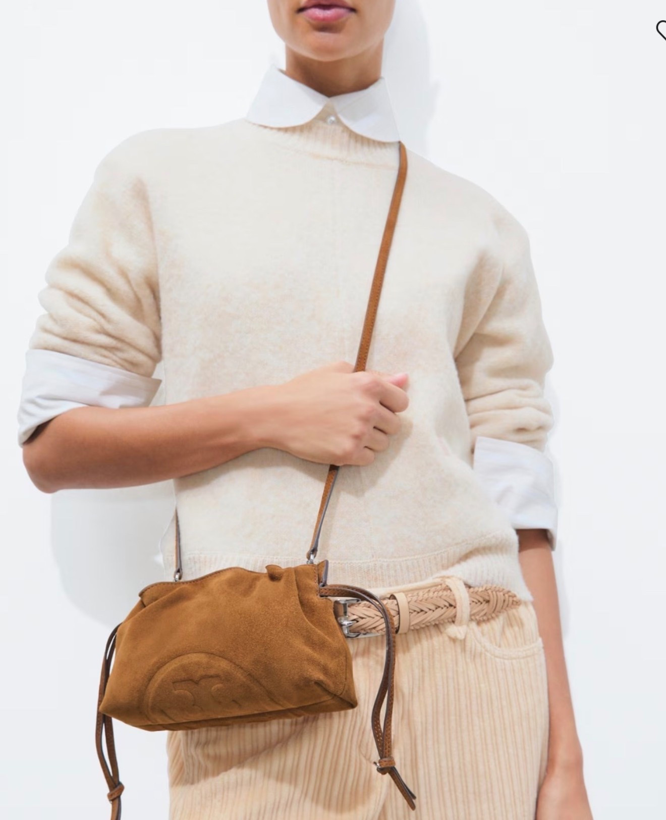 ELLA SUEDE DRAWSTRING POUCH
Tory Burch

The Ella Drawstring Pouch is crafted in suede with a removable crossbody strap. Soft and slouchy with drawstrings that cinch, designed with Ella’s signature Double T, now oversized along the base. Designed with a magnetic closure and removable crossbody strap. A great day-to-evening bag that fits the essentials

#LTKootd #LTKWorkwear #LTKTravel