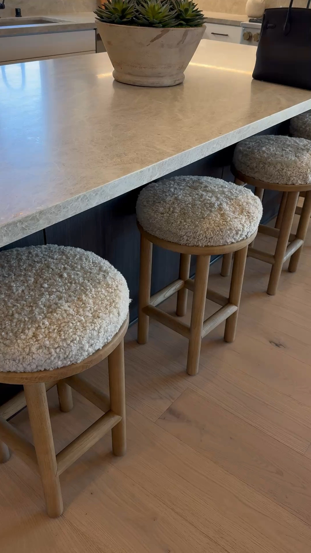 The perfect barstool to add a little warmth and comfort always style, of course🤍