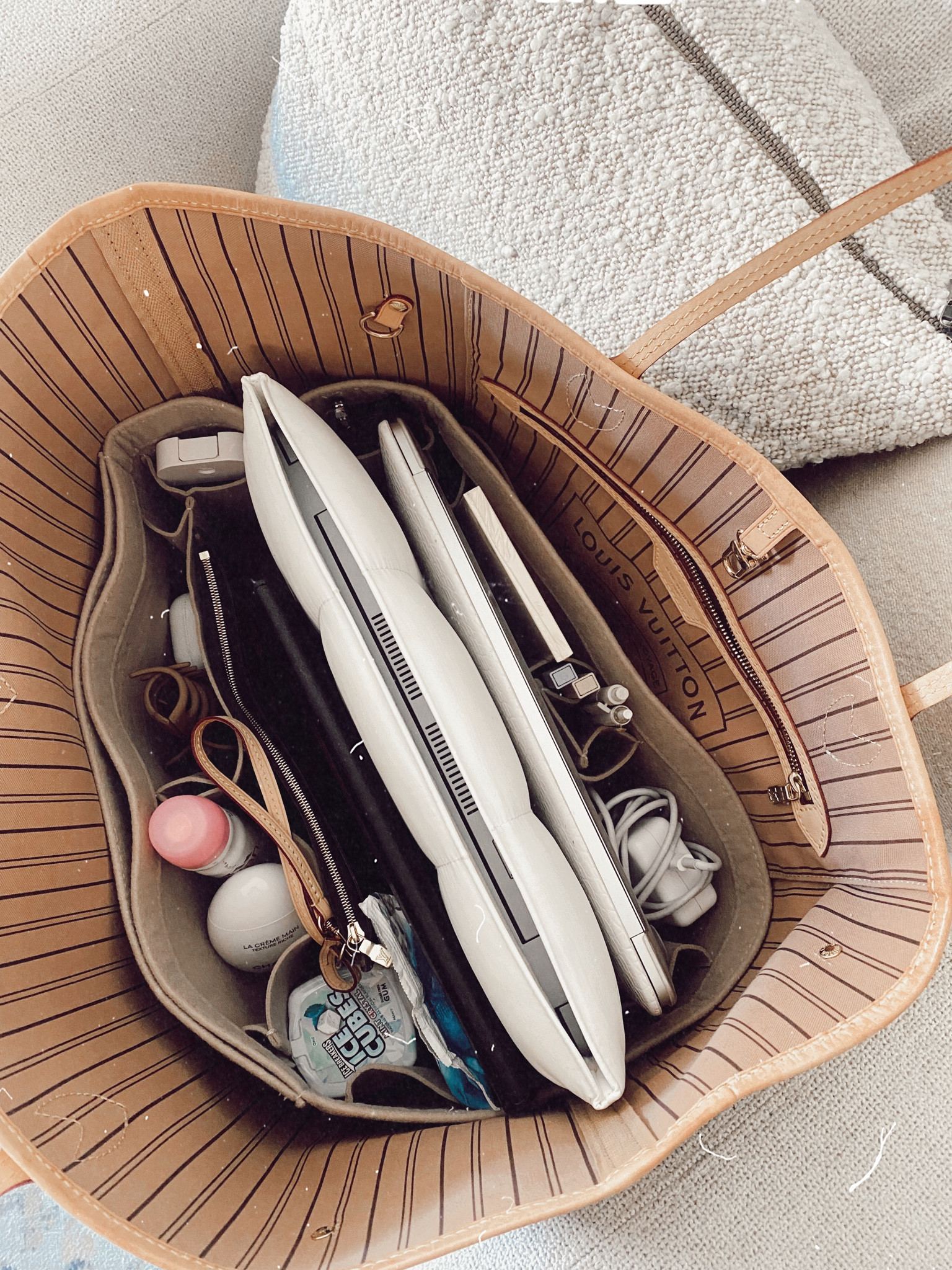 Packing my Neverfull to work from a coffee shop ✨

Amazon finds