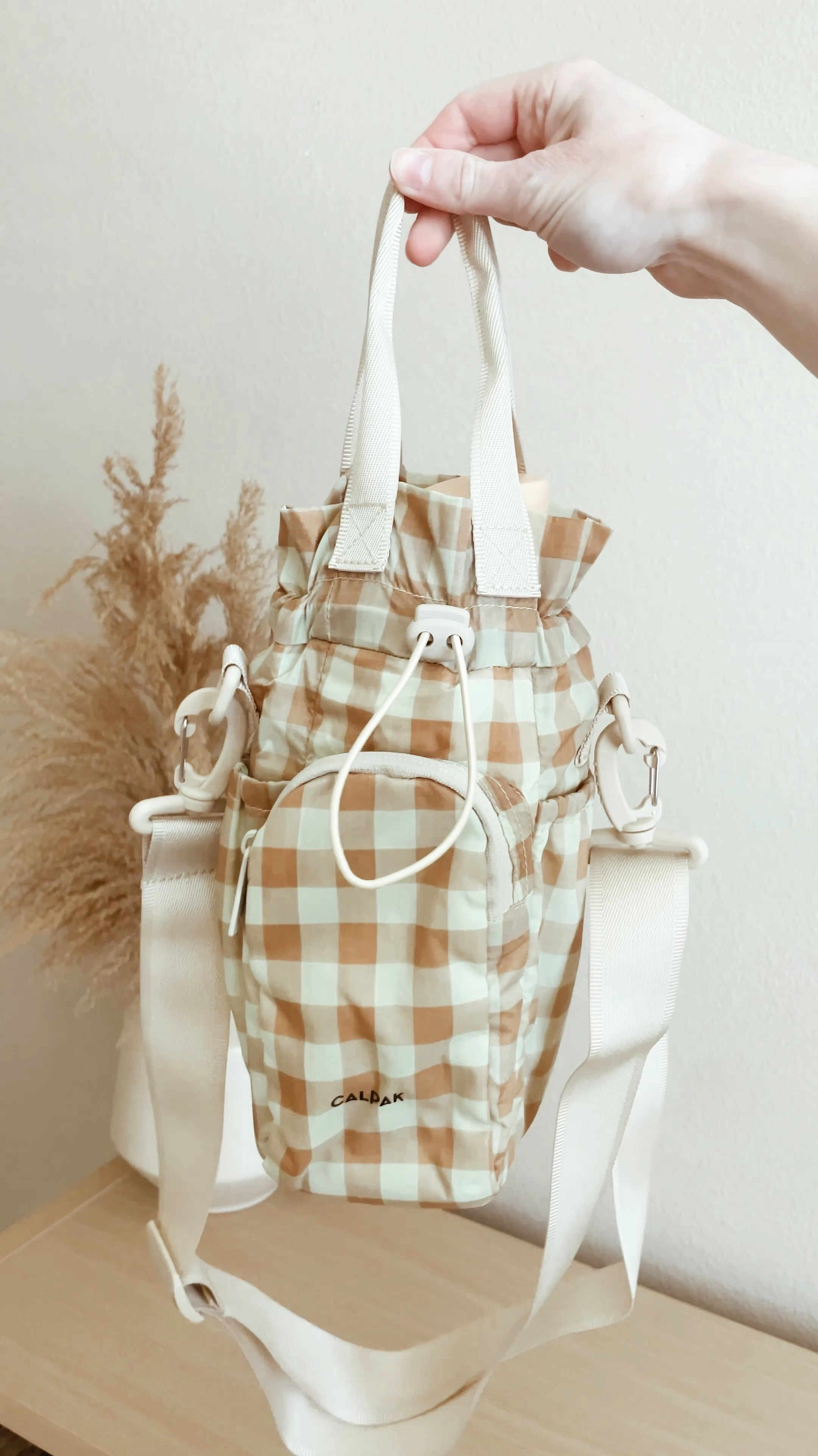 cutest water bottle carrier 🫶🏻

#LTKFindsUnder50 #LTKTravel #LTKVideo