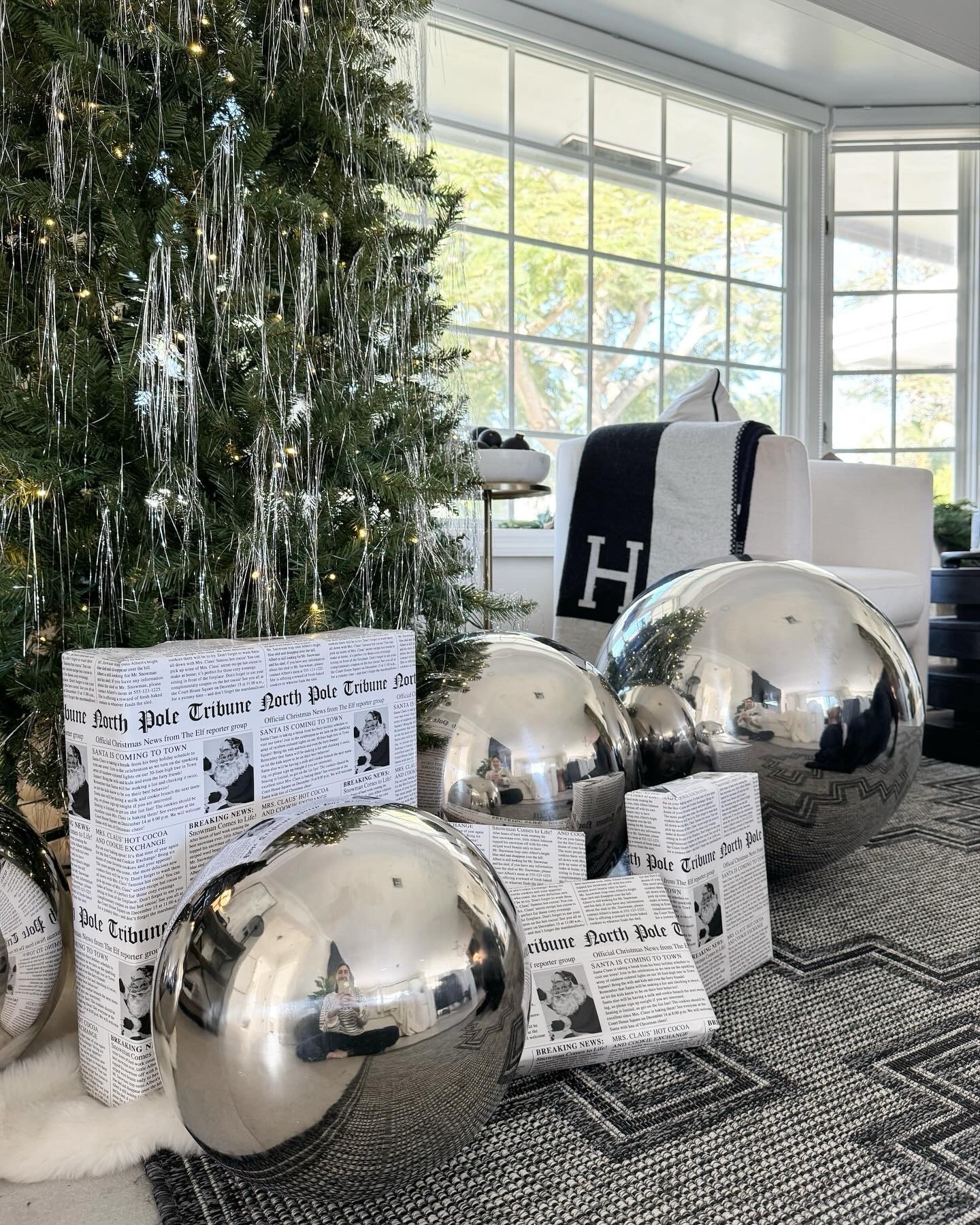 Lots of requests for these mirrored orbs from last year’s Christmas decor. I love how simple and incredibly decorative they are. I ordered size 12”, 16”, and 20” ✨

Follow and comment LINKS for links sent to you 🤍

You can always shop my posts on my @shop.ltk. Download the app and follow @the_sip_studio for all my links and app exclusive content ✨

#christmas #christmasdecor #christmastree #christmasdecorations #modernchristmas #homedecor #myhome #myhomevibe #christmasmood #gazingball 

#LTKHoliday #LTKHome #LTKSeasonal