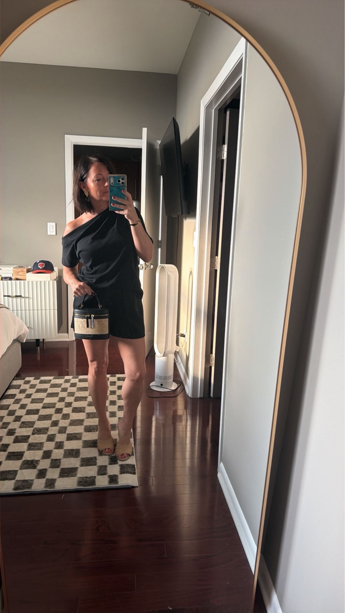 Black on black look. Absolutely love these shorts