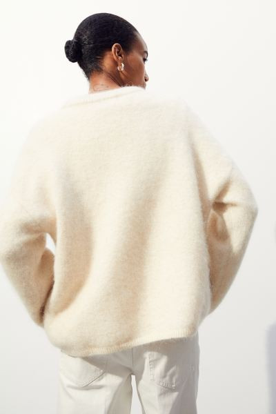 Oversized fluffy jumper - Cream - Ladies | H&M GB | H&M (UK, MY, IN, SG, PH, TW, HK)