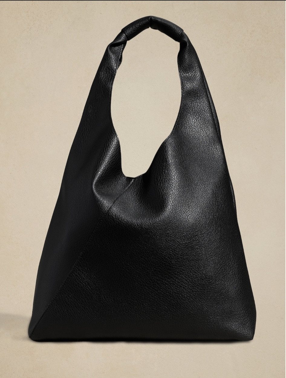 Perfect fall bag 🍂 

#blackbag #blackpurse #totebag #fallhandbags #fallstyle #bigblaclpurse #bananarepublic #bananarepublicfactory