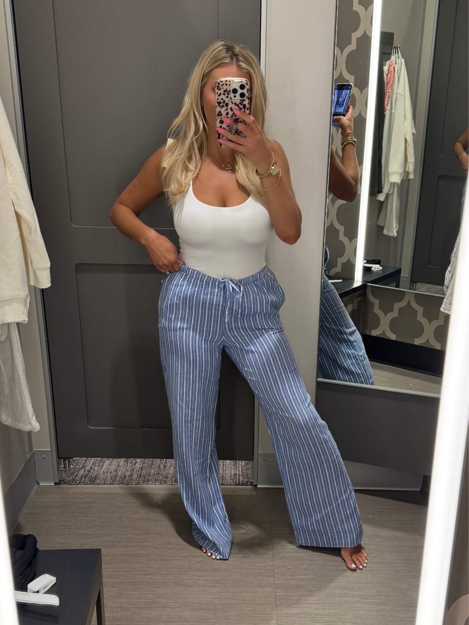 These mid rise linen pants are great- I’m wearing a small and fit is perfect and so comfortable! 