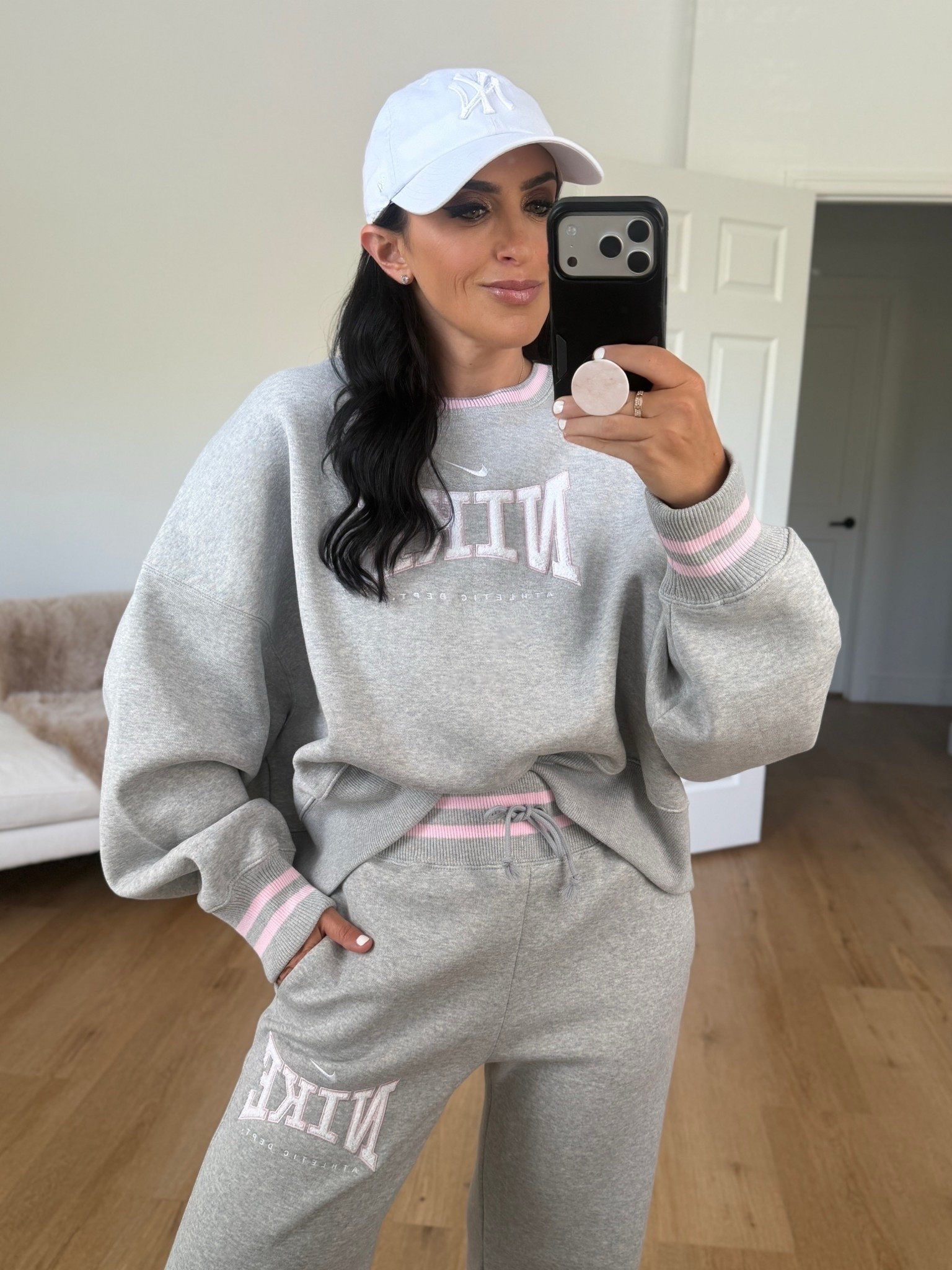 Nike sportswear phoenix fleece women’s high waisted wide leg pants  light smoke gray heather white wearing size small

Nike sportswear phoenix fleece women’s oversized crew neck sweatshirt wearing size medium 