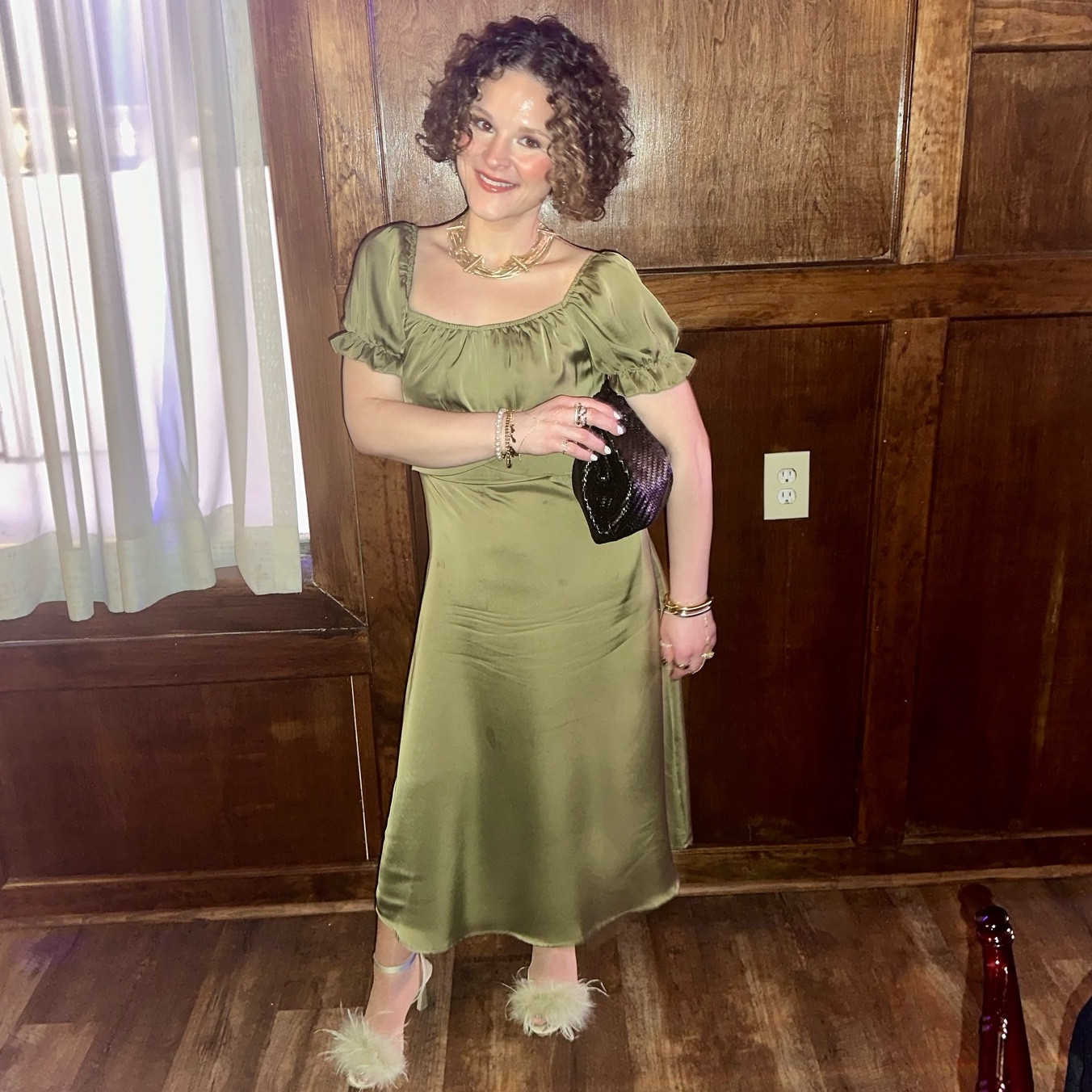 Golden hour, but make it olive green ✨🥂 Feeling like a vintage dream in this satin number, feathered heels, and just the right touch of sparkle. A little moody, a little glam—exactly how I like it.

#EffortlesslyElegant #AnthroAesthetic #GoldenGlow #MoodyGlam #weddingguestlook