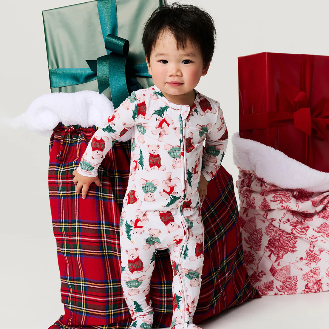 Holiday White Baby Convertible Sleeper | Lachlan | Posh Peanut