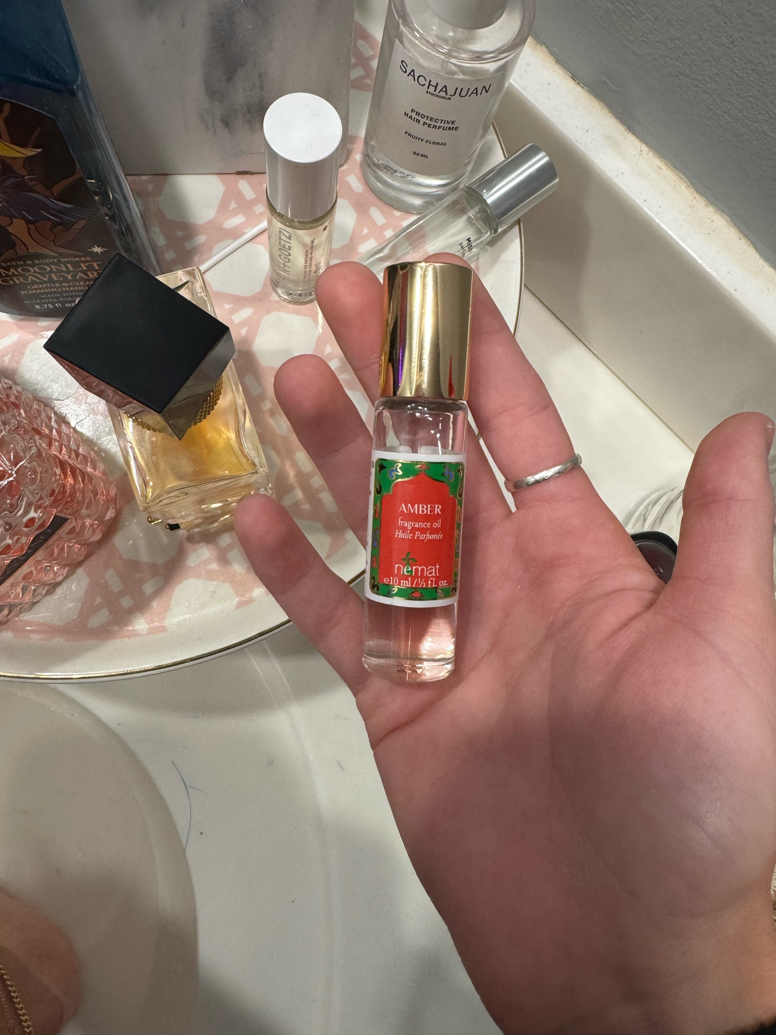 Smell like a nostalgic rich auntie idk 