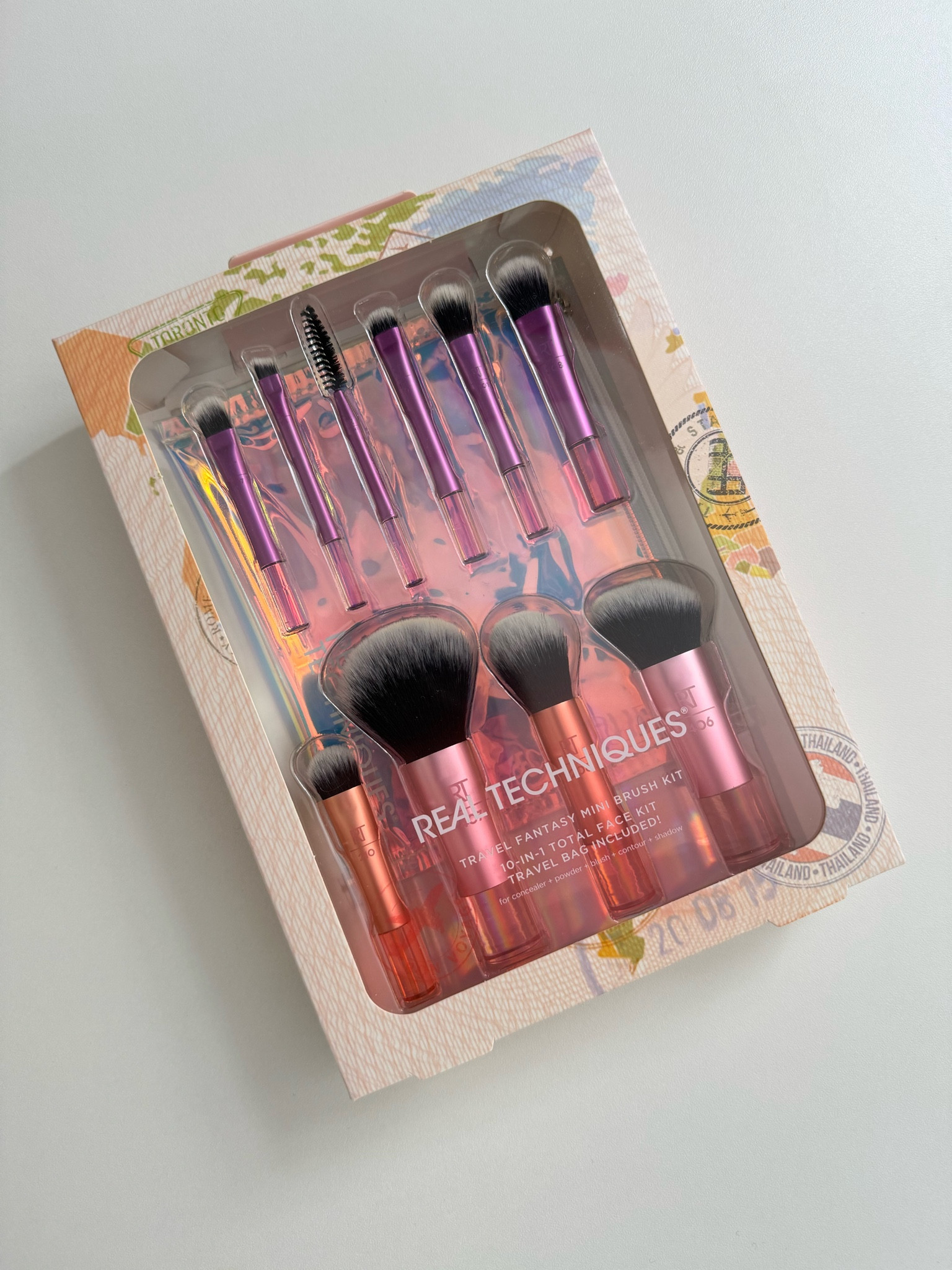 Kit Pincéis de viagem @realtechniquesbrasil! 
.
.
É um kit completo com 10 pincéis no total, sendo: 

RT210 Para aplicar corretivo;
RT407 Pincel Multiuso para pós: Pó Facial, Blush, Iluminador, Bronzer;
RT206 Pincel para base ou contorno
RT406 Produtos líquidos ou cremosos: Contorno ou Blush
RT308 Pincel médio para esfumar produtos em pó ou cremosos
RT313 Pincel para delineado
RT343 Pincel para Sobrancelhas
RT332 Pincel de Esfumar
RT301 Pincel de esfumar
RT307 Pincel para aplicar sombra

#kitdepinceis #maquiagemdiaadia #LTKBrasil

#LTKMostLoved #LTKGiftGuide #LTKbeauty