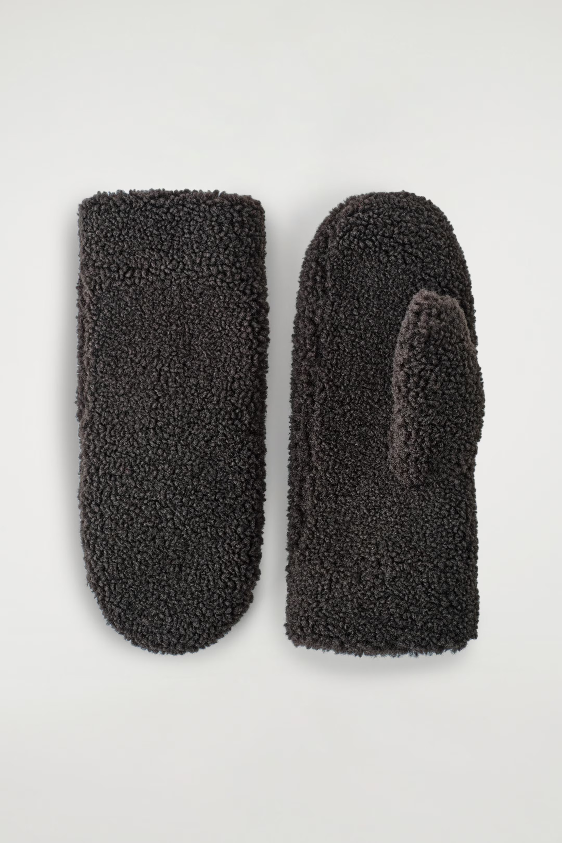 TEDDY MITTENS - DARK BROWN | COS US | COS (US)