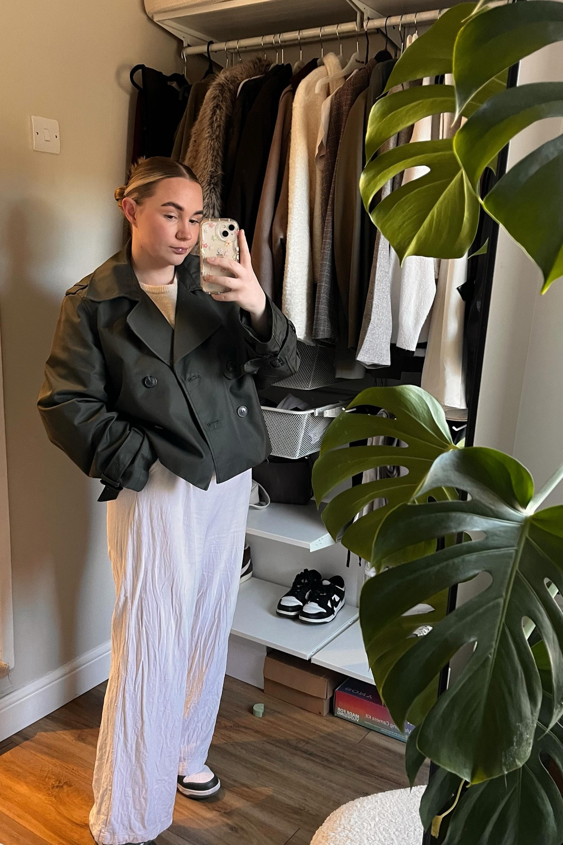 A very realistic GRWM for a mother 🤣 👧 👩🏼 will link fit in stories and bio

#asos #hmtrenchcoat #mumtok #croppedtrench #khaki #dunks #mumlife #mumlifeuk #blowthisup #grwm #morningroutine