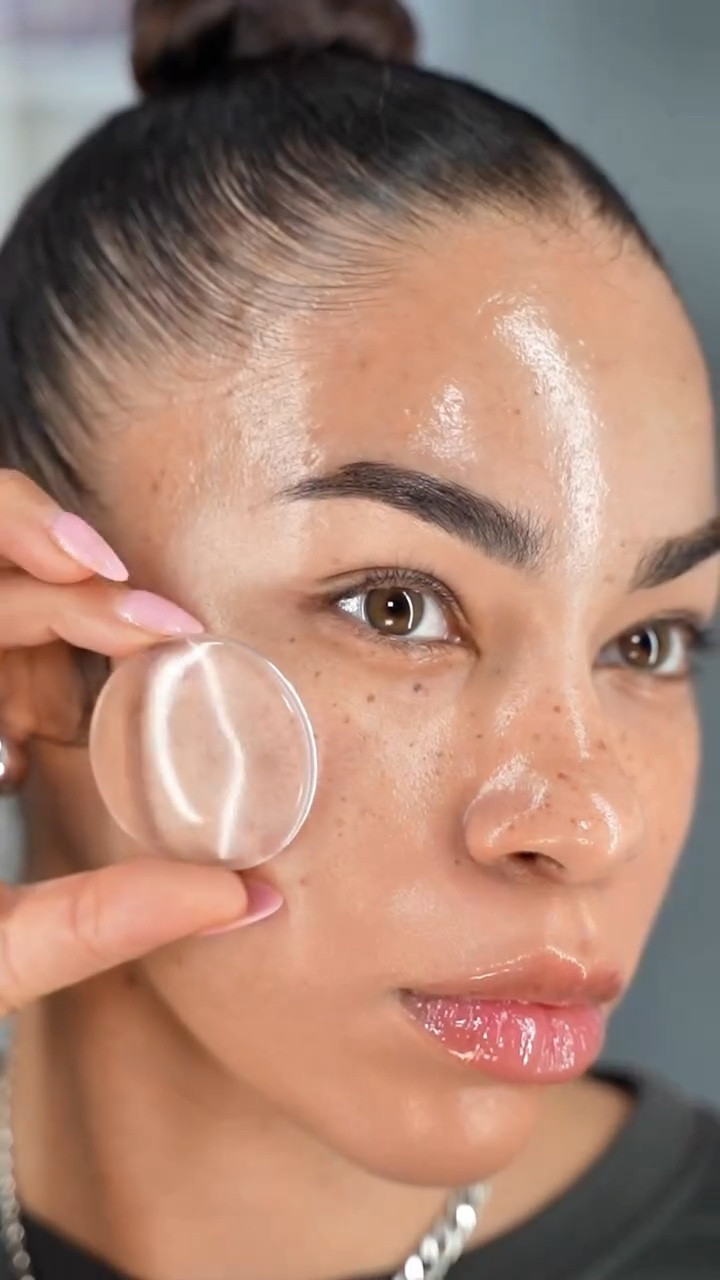 Charlotte Marie Tilbury 🗣️ come to the front! 😍🥵 Just romanticizing my favorite foundation
.
.
#makeuphacks #makeuptutorial #foundation